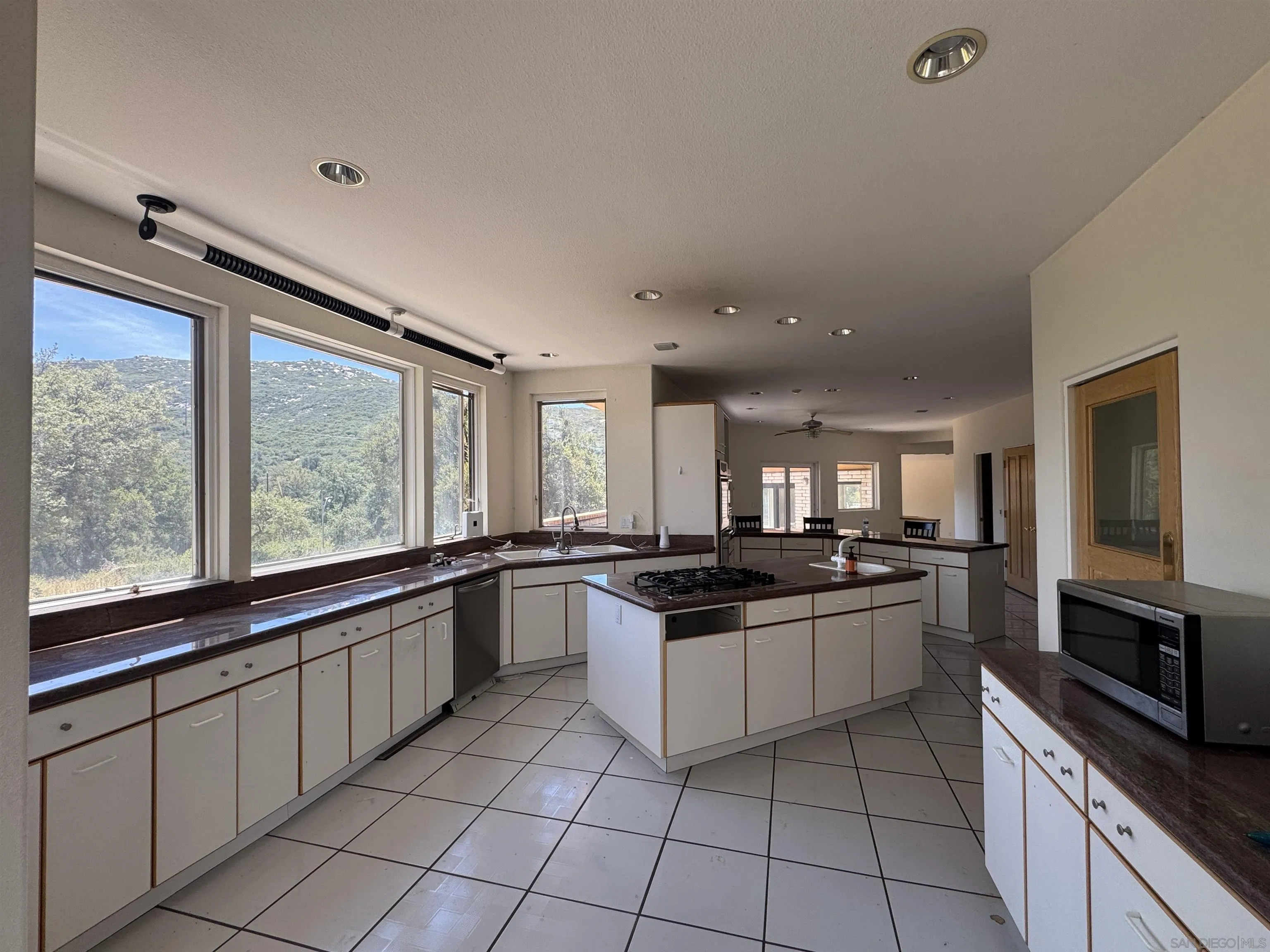 https://cdn.realtyfeed.com/cdn/127/260012212/2f0f499a5e03f218ad5c414818821368.webp
