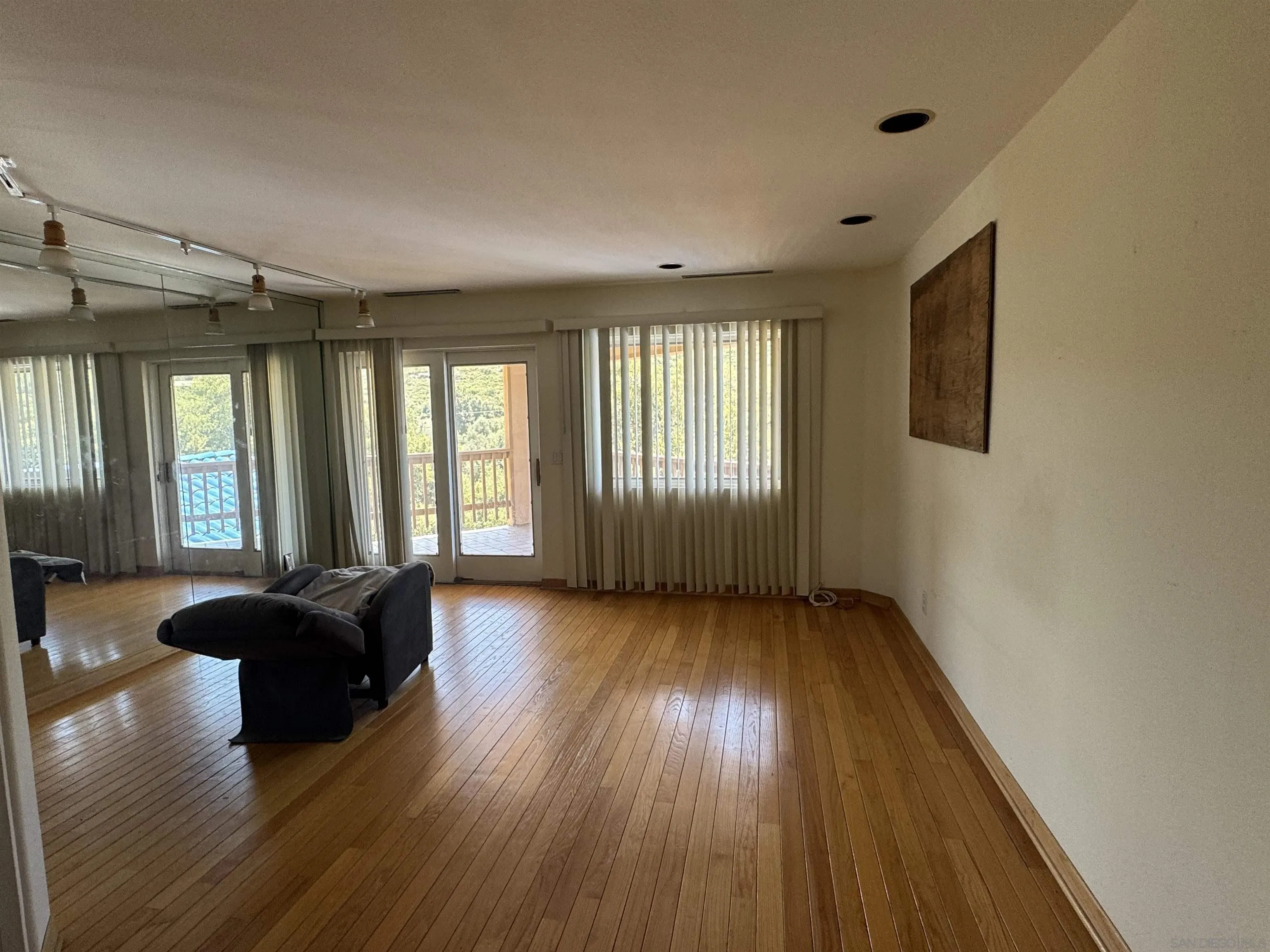 https://cdn.realtyfeed.com/cdn/127/260012212/cce3048dbe70a9730841c71186d1e669.webp
