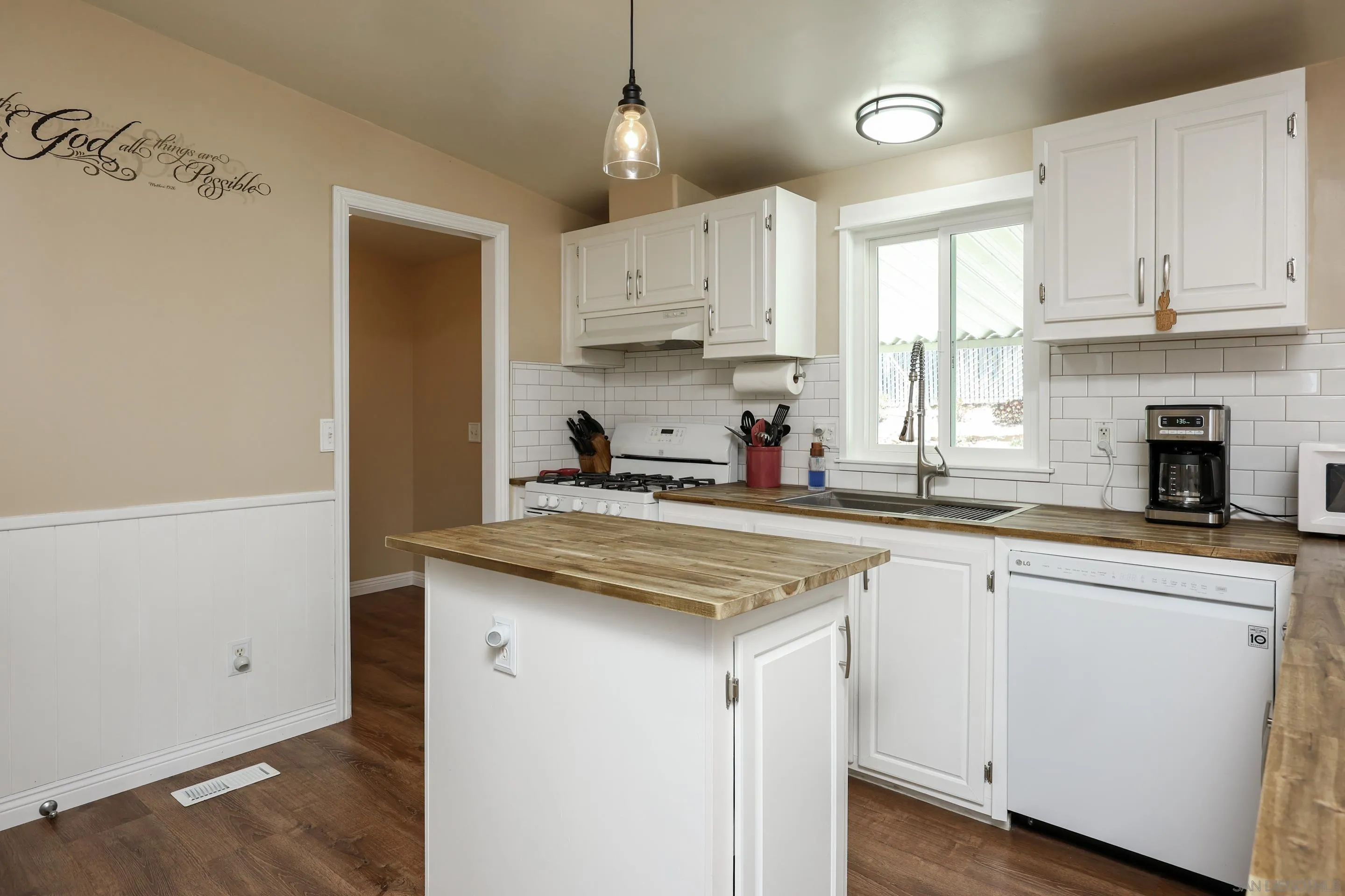 https://cdn.realtyfeed.com/cdn/127/260012213/2d112dd3b57df169c8e29c1c9dea5d36.webp