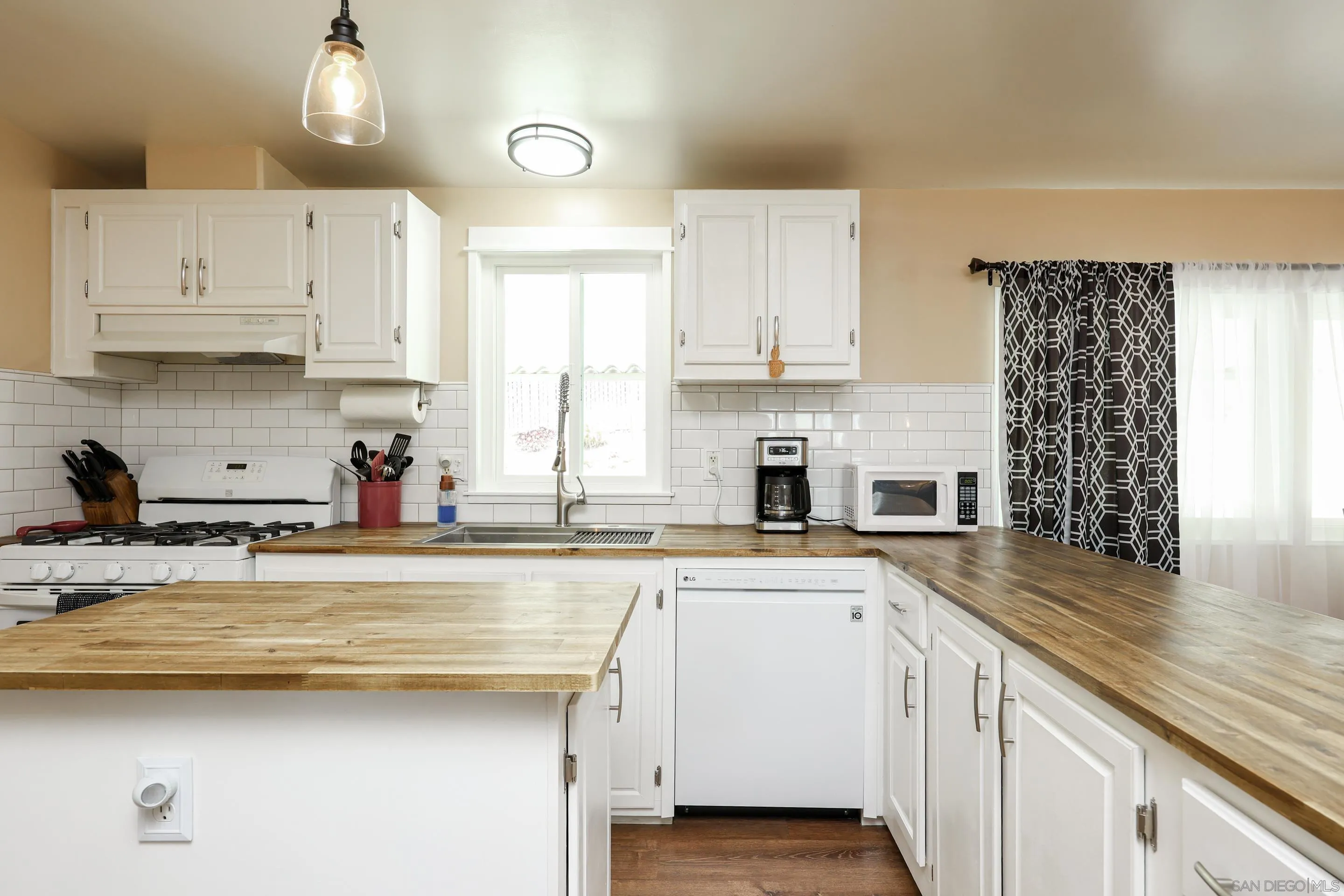 https://cdn.realtyfeed.com/cdn/127/260012213/625445d1d86d7cd84aefa8d050d6edd8.webp