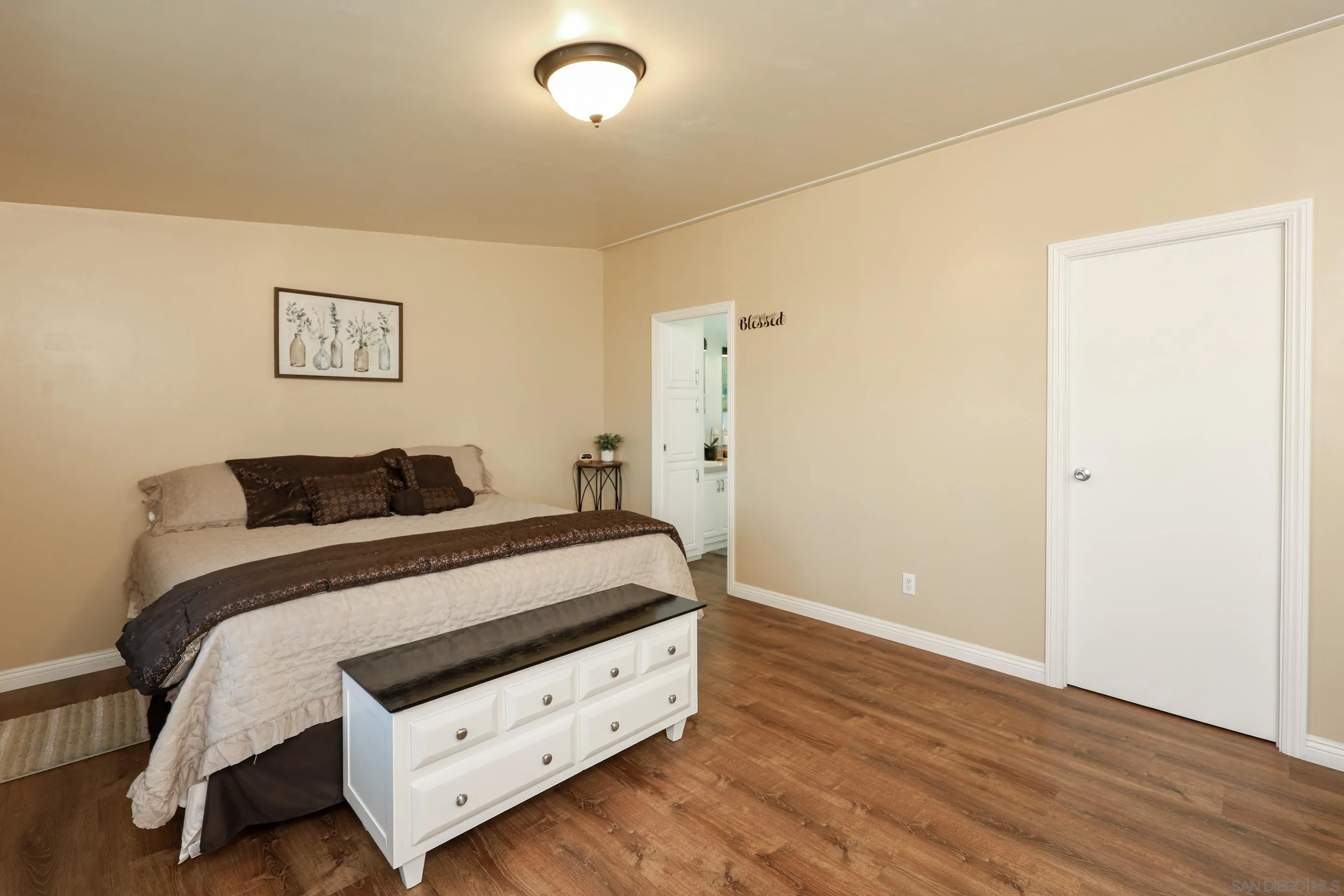 https://cdn.realtyfeed.com/cdn/127/260012213/a940d08f7f4424cf14e8e4c3e256a1b3.webp