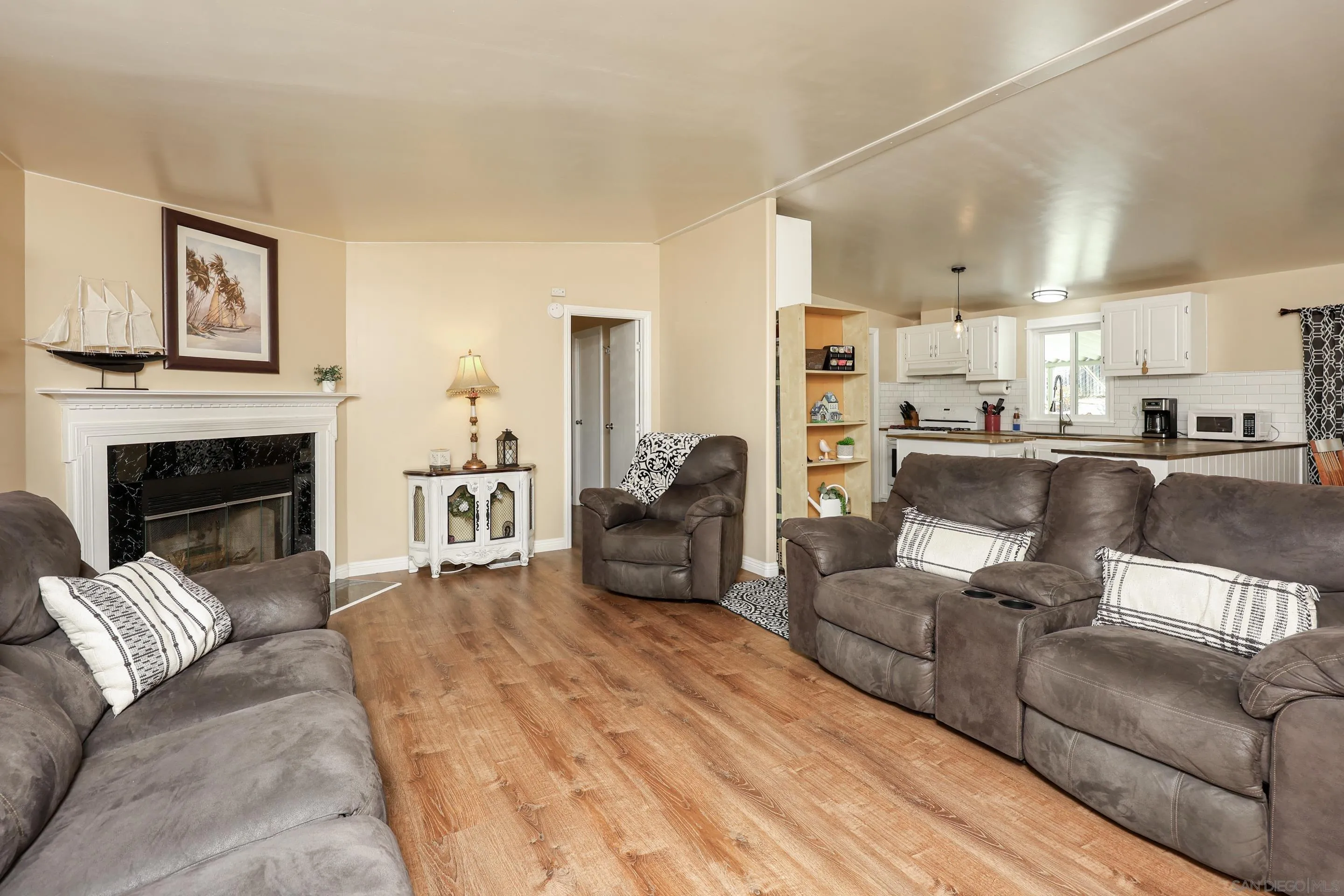 https://cdn.realtyfeed.com/cdn/127/260012213/ca05ba81a268a65e57a38914f2c57f79.webp