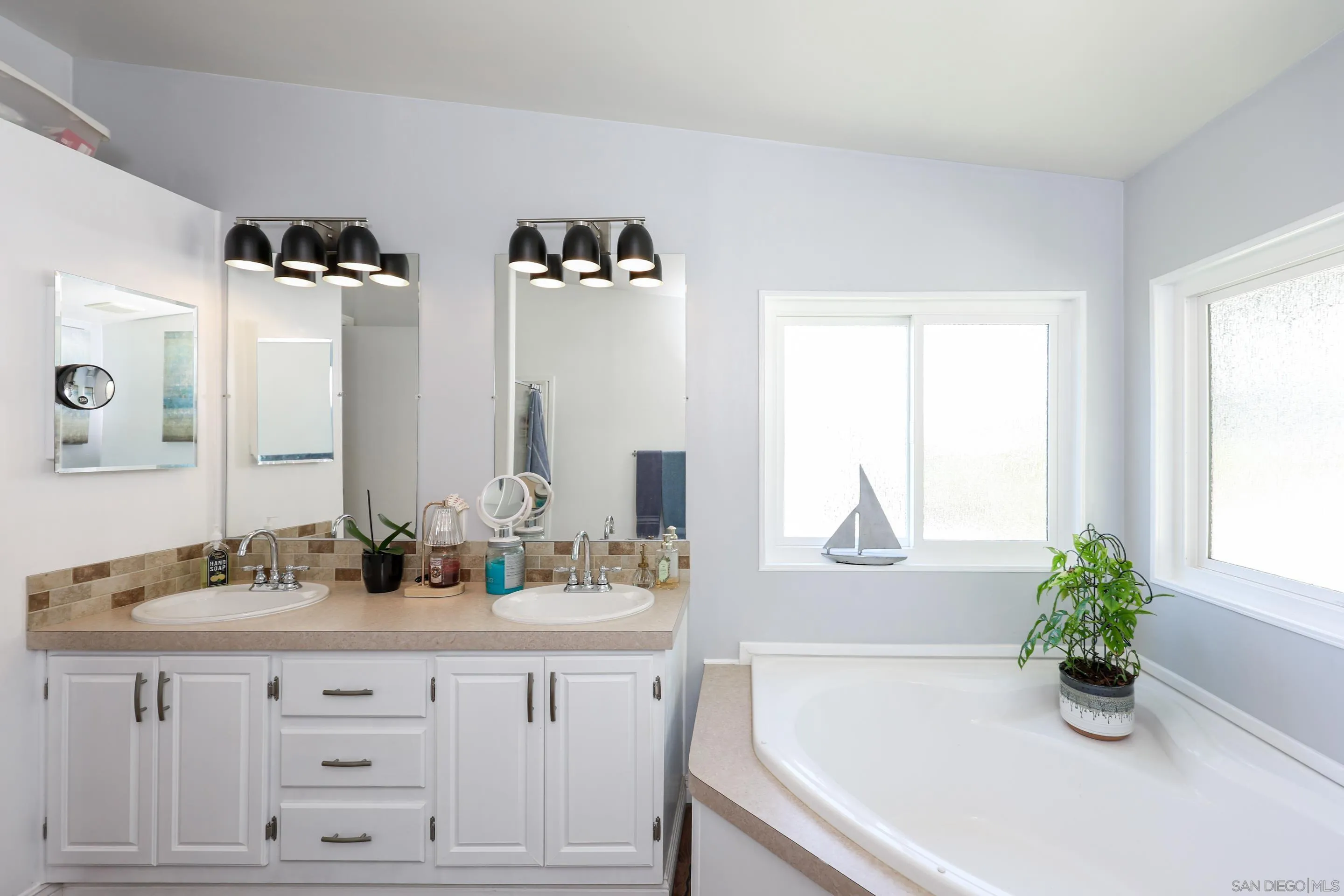 https://cdn.realtyfeed.com/cdn/127/260012213/cc926dfc057009d11c04138a188e2a12.webp