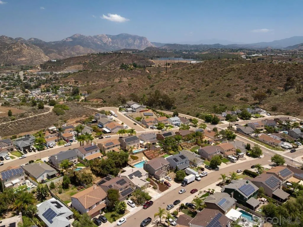 https://cdn.realtyfeed.com/cdn/127/260012233/ef95a47a4f7247142083f2ebdc39c409.webp