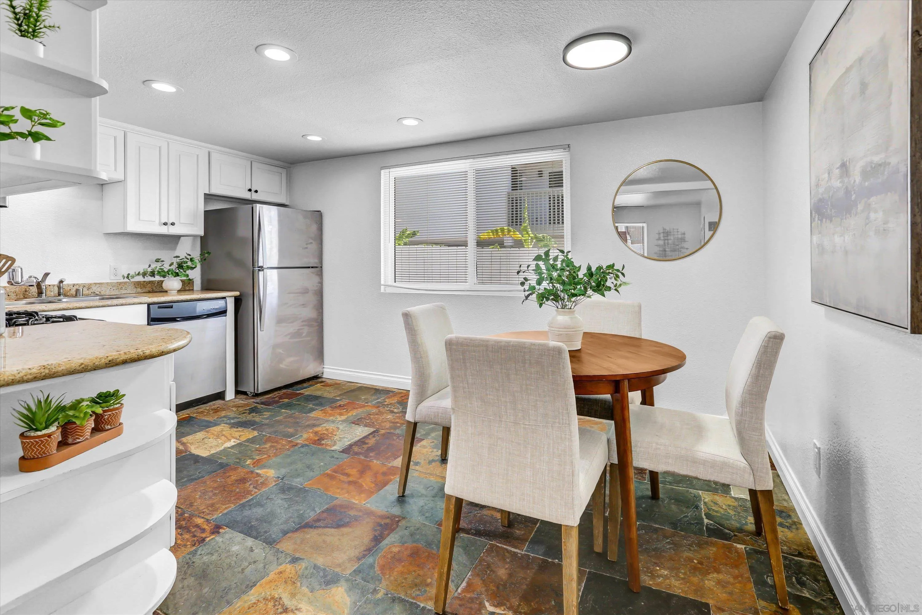 https://cdn.realtyfeed.com/cdn/127/260012237/7a32628a4fb5682c7d04c6ae14dbd9c5.webp
