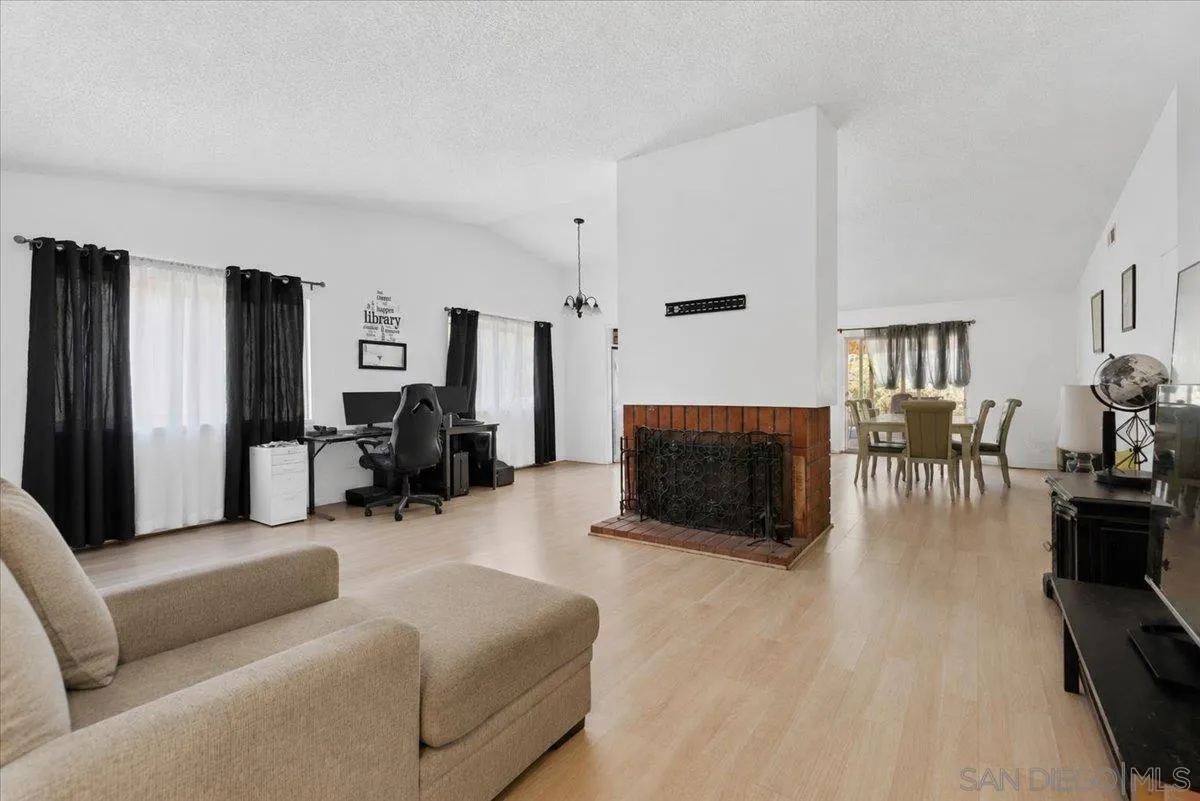 https://cdn.realtyfeed.com/cdn/127/260012240/10dcfa1d24477bb880b9e899e2fb091b.webp
