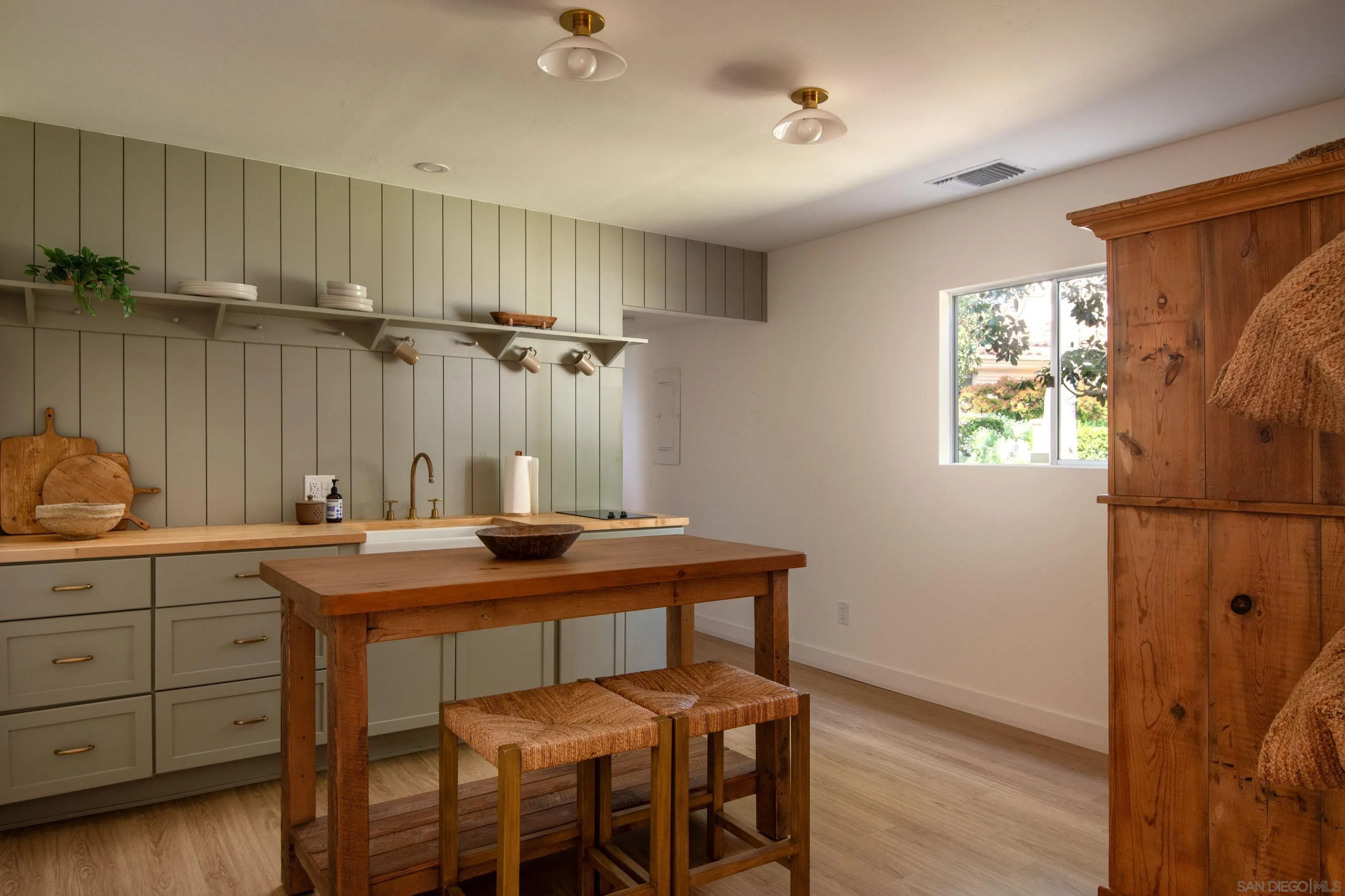 https://cdn.realtyfeed.com/cdn/127/260012244/930f6ee2904eb5e0b7ced860264322e6.webp