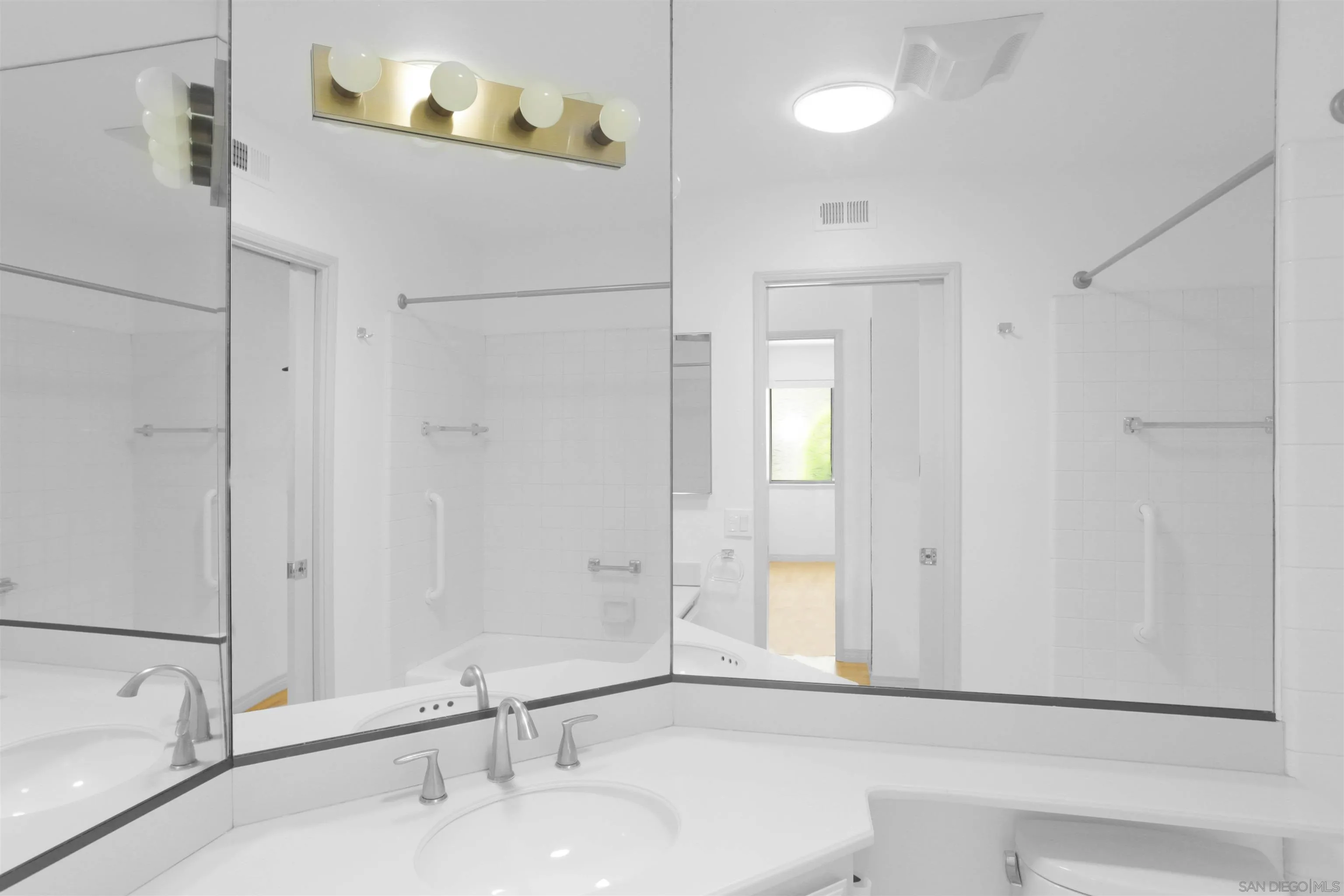 https://cdn.realtyfeed.com/cdn/127/260012245/12f82df1f7174aed00d4288e22ee2182.webp