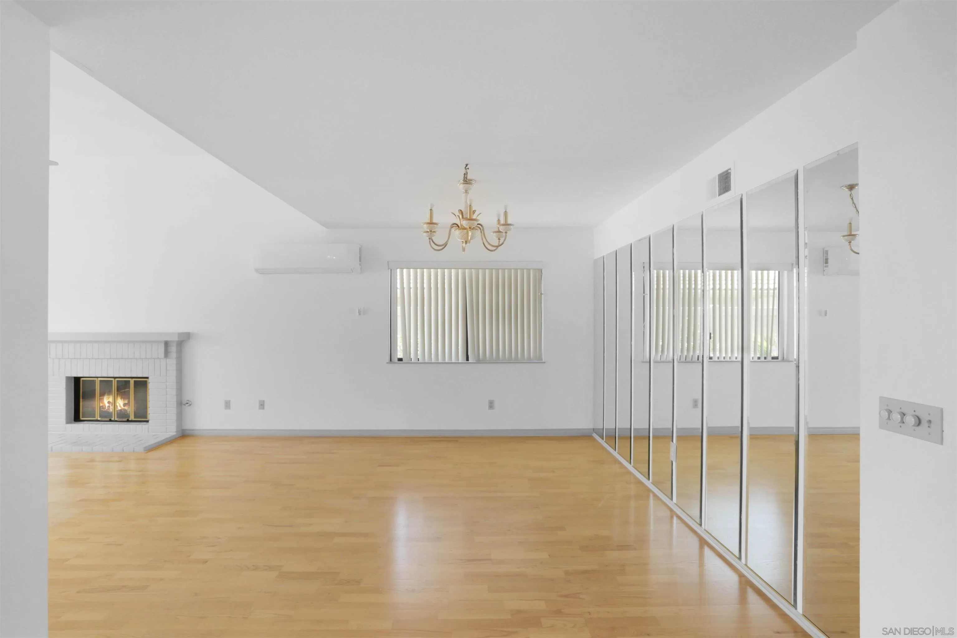 https://cdn.realtyfeed.com/cdn/127/260012245/2612de660df1551131d8f5225eff8b64.webp