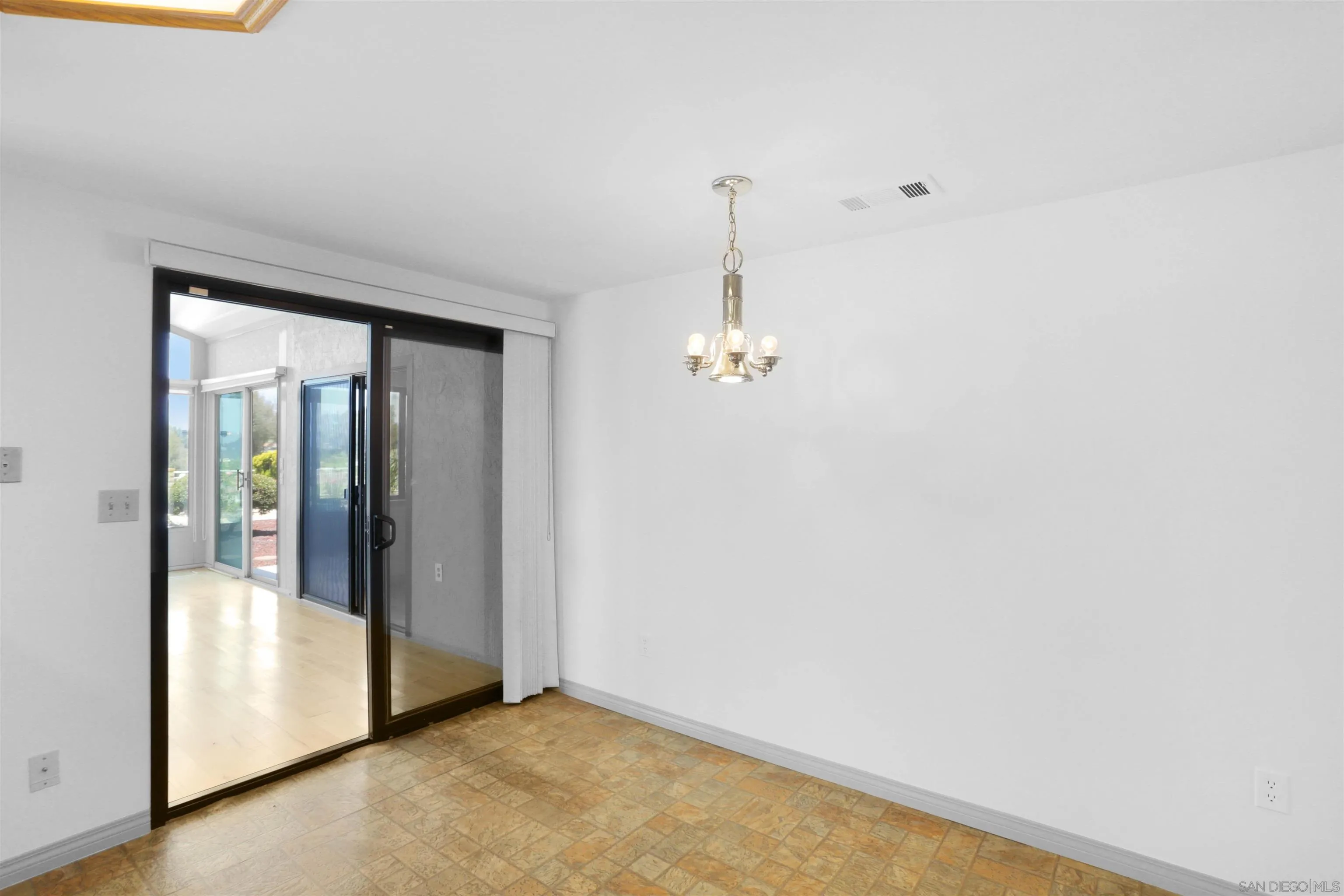 https://cdn.realtyfeed.com/cdn/127/260012245/eae5ec07f3388c73bd2aa85c81ffa965.webp