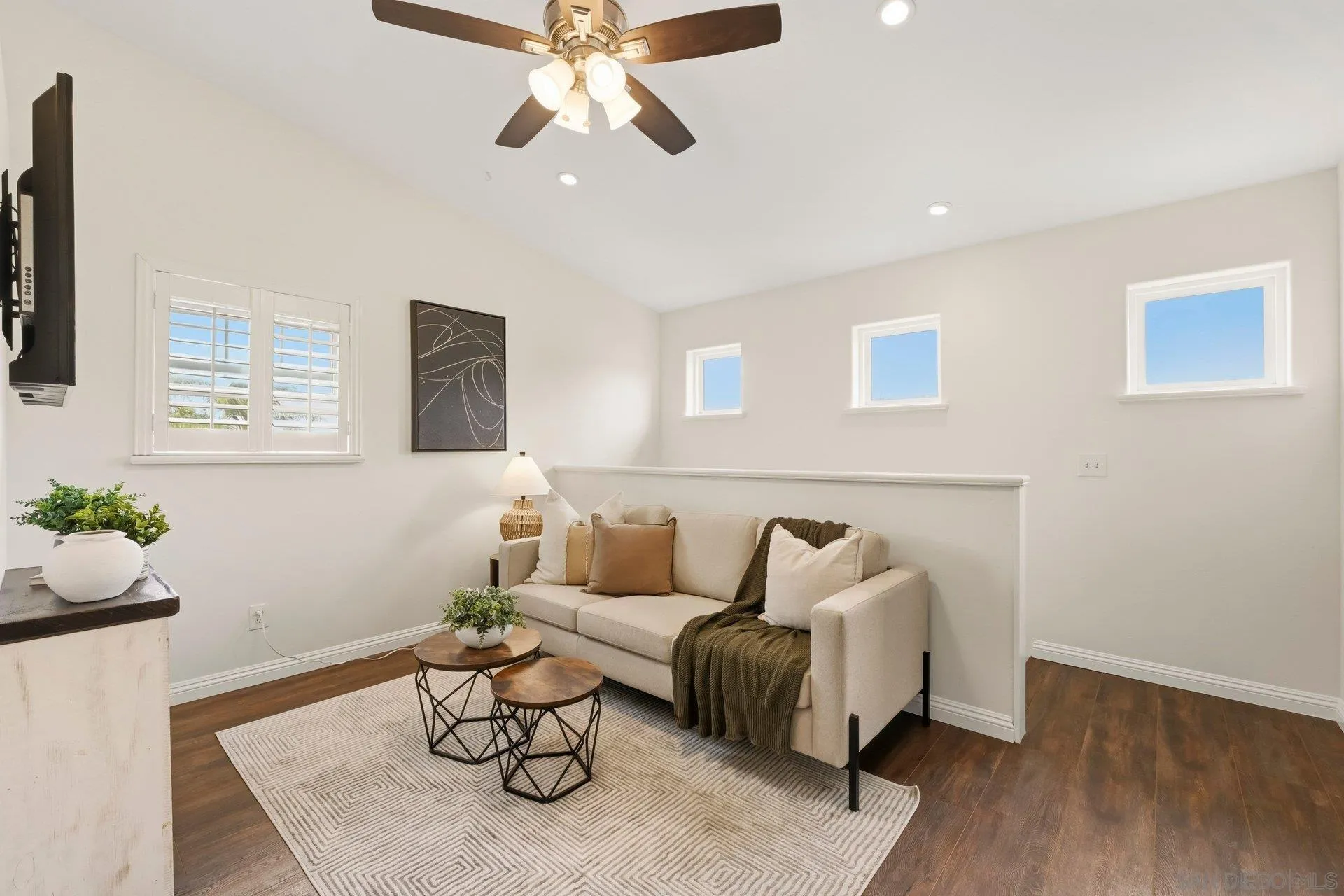 https://cdn.realtyfeed.com/cdn/127/260012256/221bc4b50058bb3d7d952097052e708c.webp