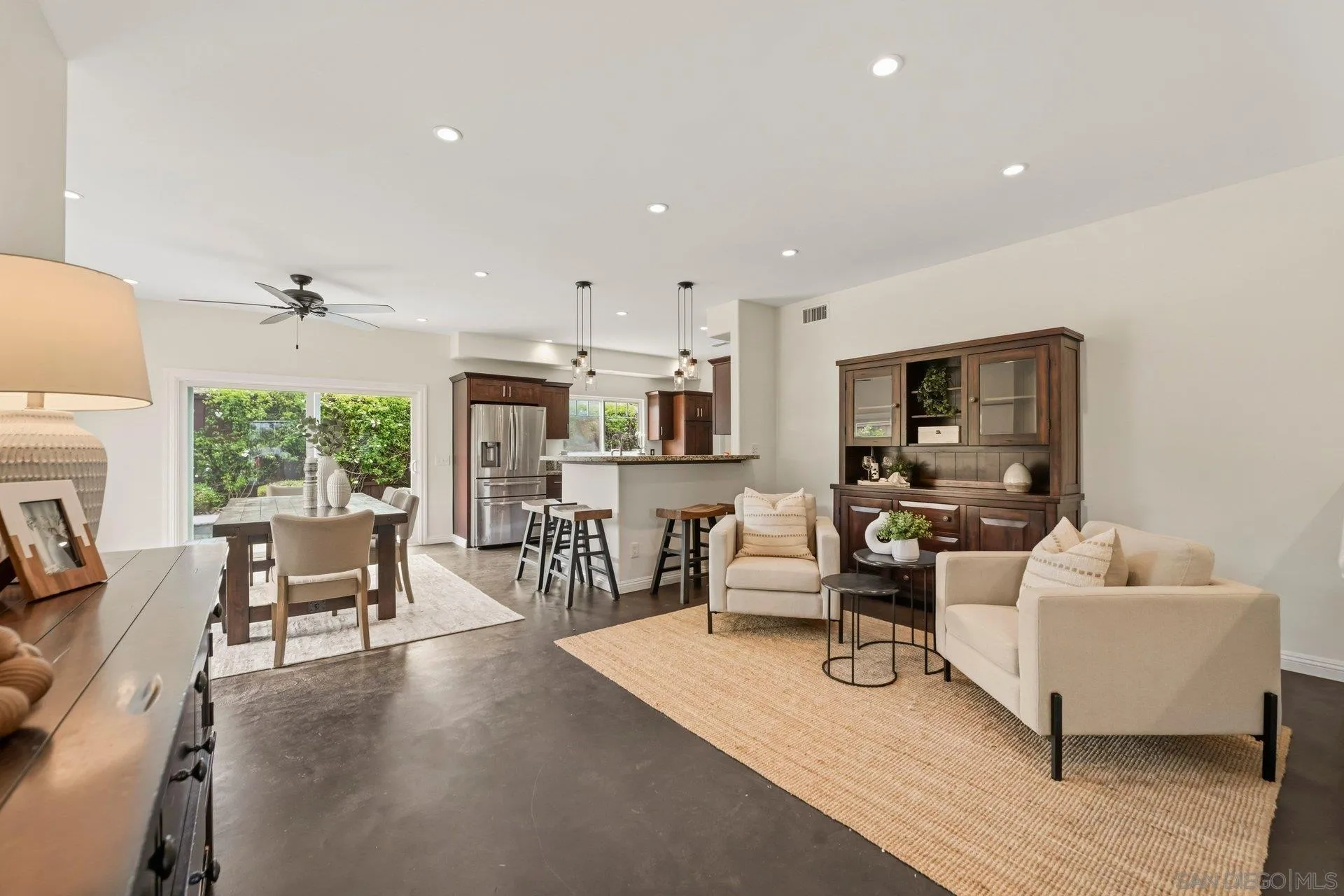 https://cdn.realtyfeed.com/cdn/127/260012256/e970f0c7887efdffd755902e404dbd31.webp