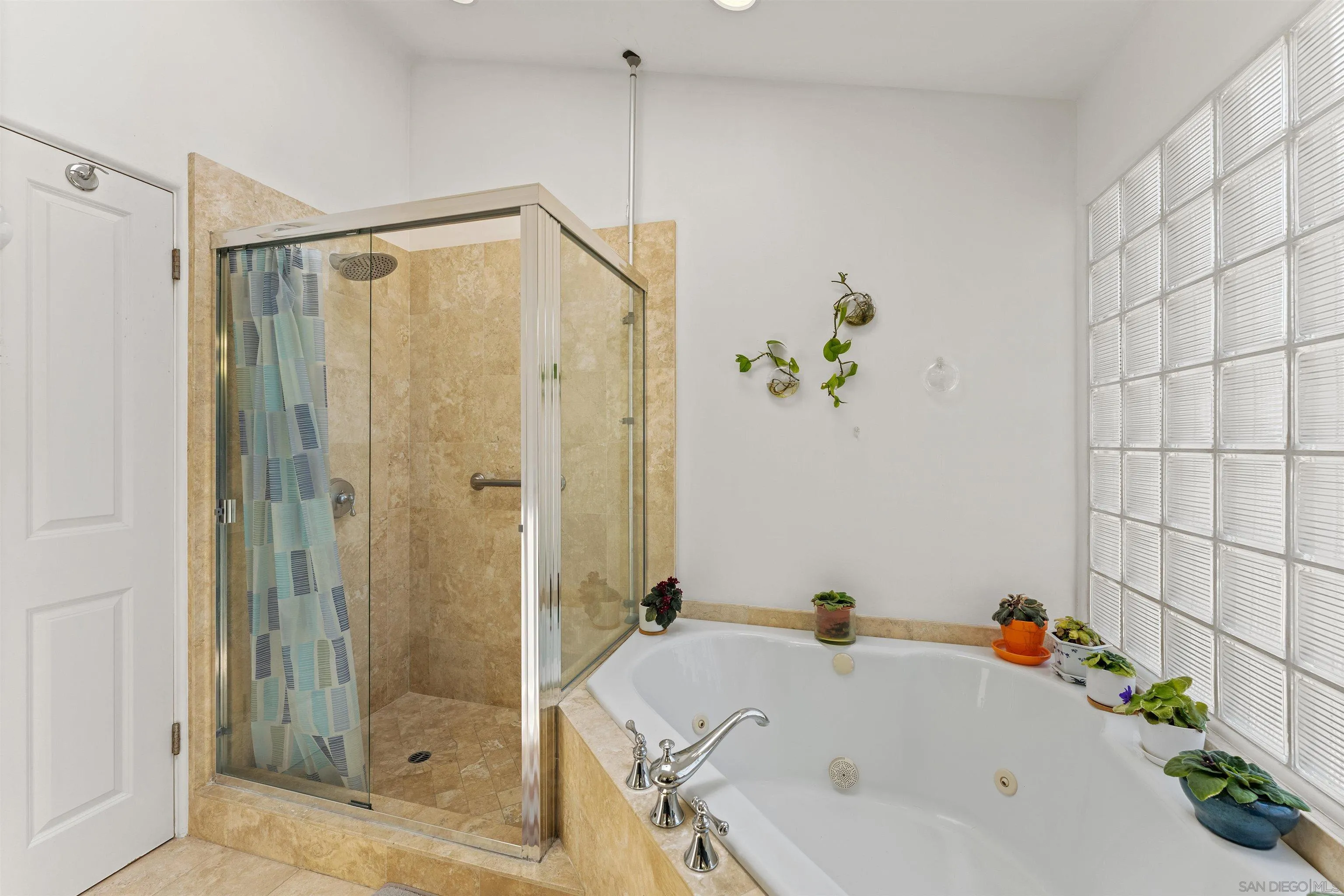 https://cdn.realtyfeed.com/cdn/127/260012262/57a04560d4b3e300619d41afca109dee.webp