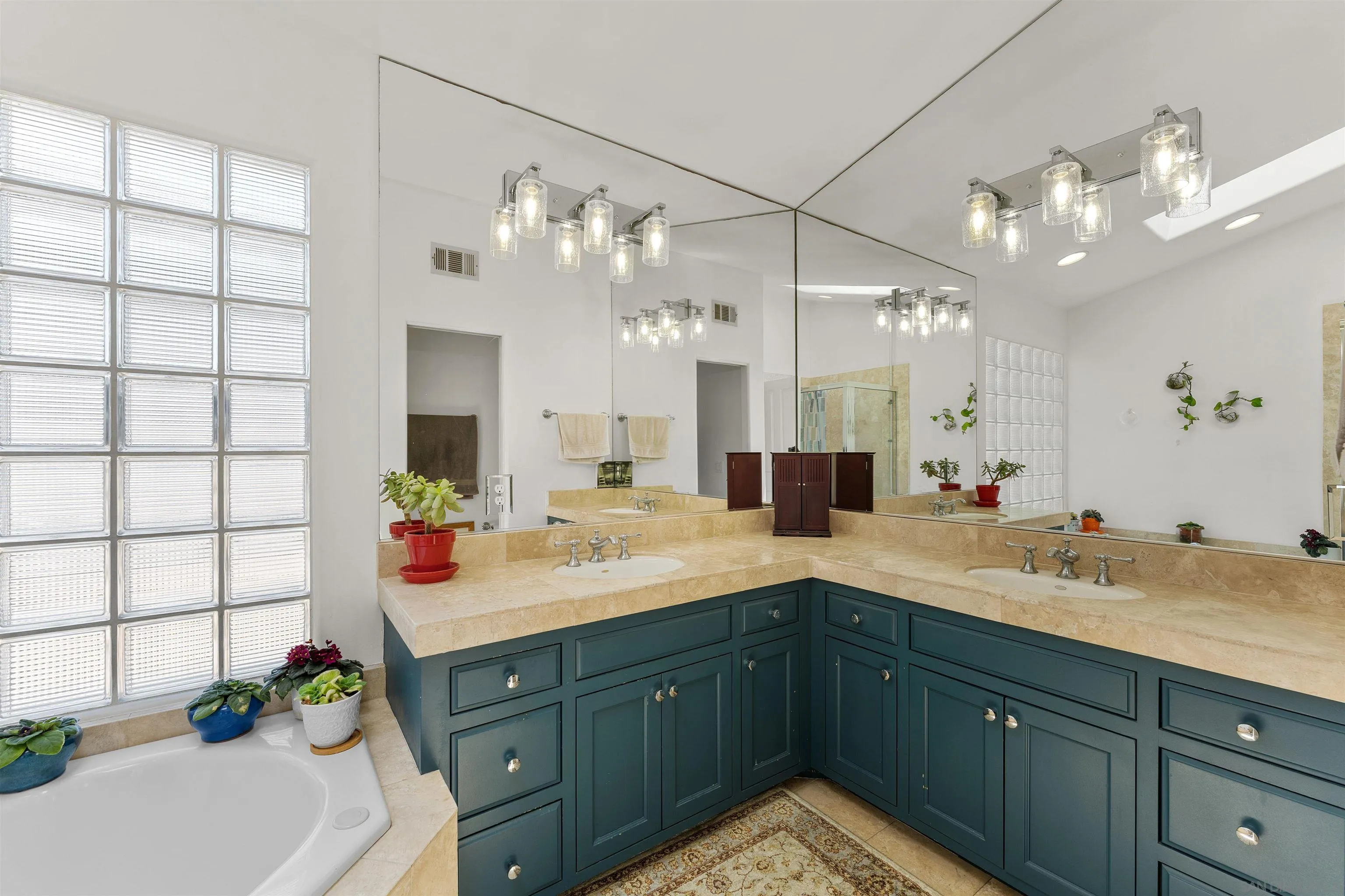 https://cdn.realtyfeed.com/cdn/127/260012262/aee5b41e592d96bf5de2b67ea79720c2.webp