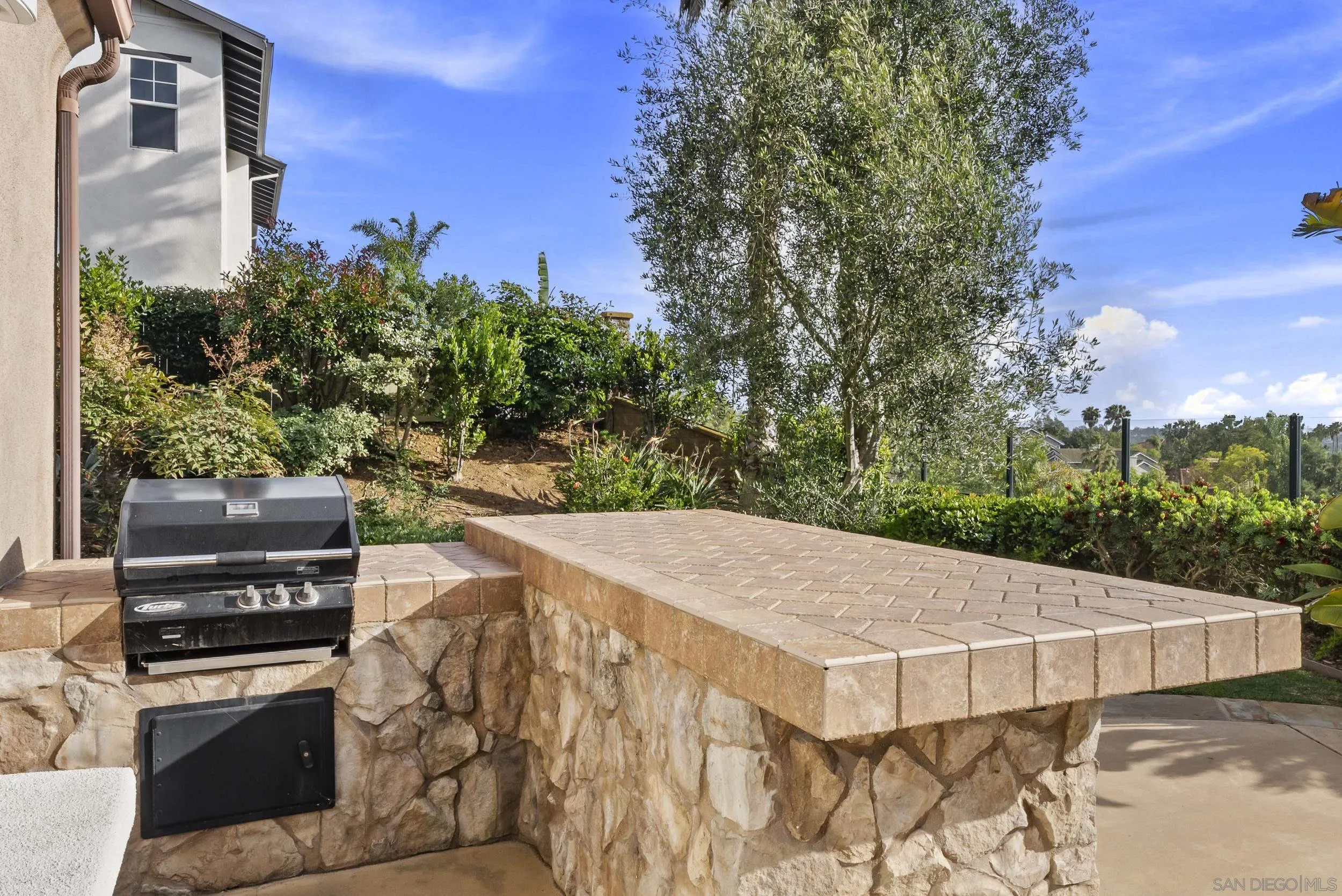https://cdn.realtyfeed.com/cdn/127/260012273/81b9686c52fd891df8df751b1cdc5855.webp
