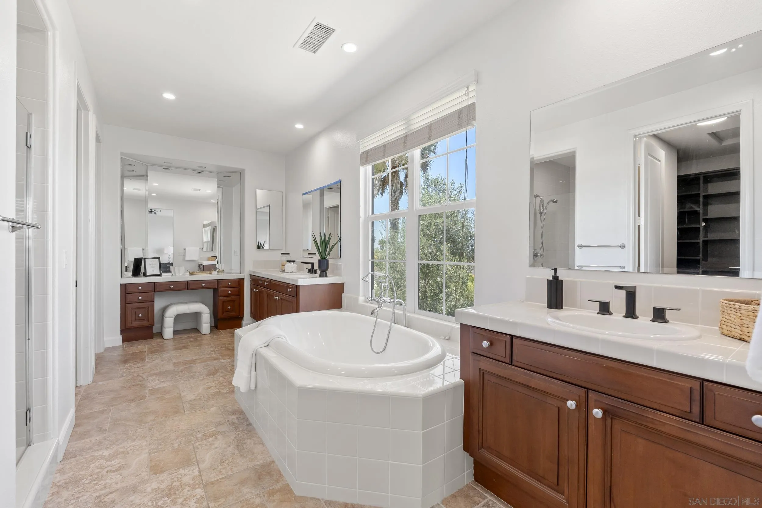 https://cdn.realtyfeed.com/cdn/127/260012273/d9acae8c35681a2e90eaf8138433892e.webp
