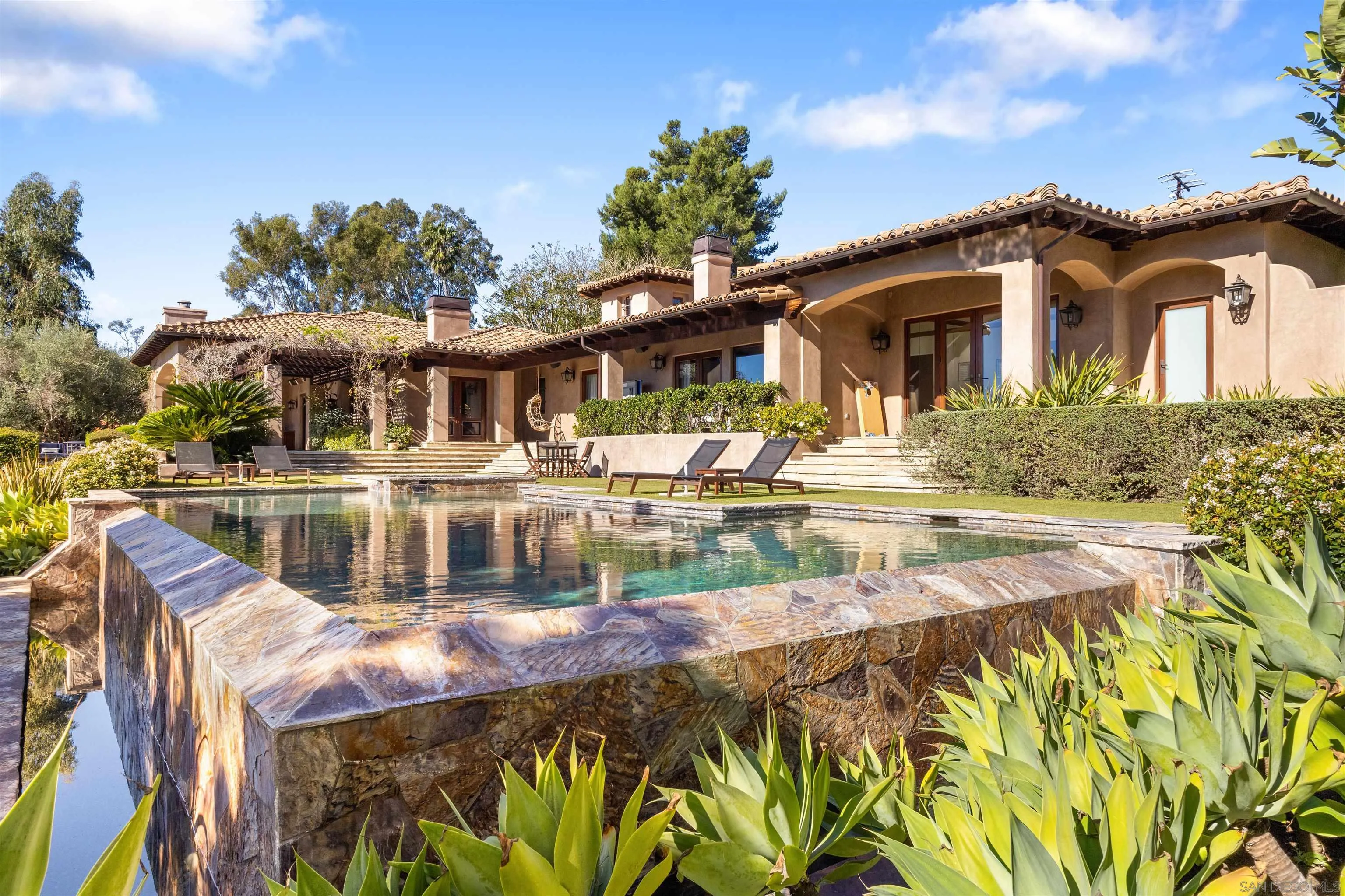 https://cdn.realtyfeed.com/cdn/127/260012295/ed4ab32159ca127400f11be4b95f3196.webp