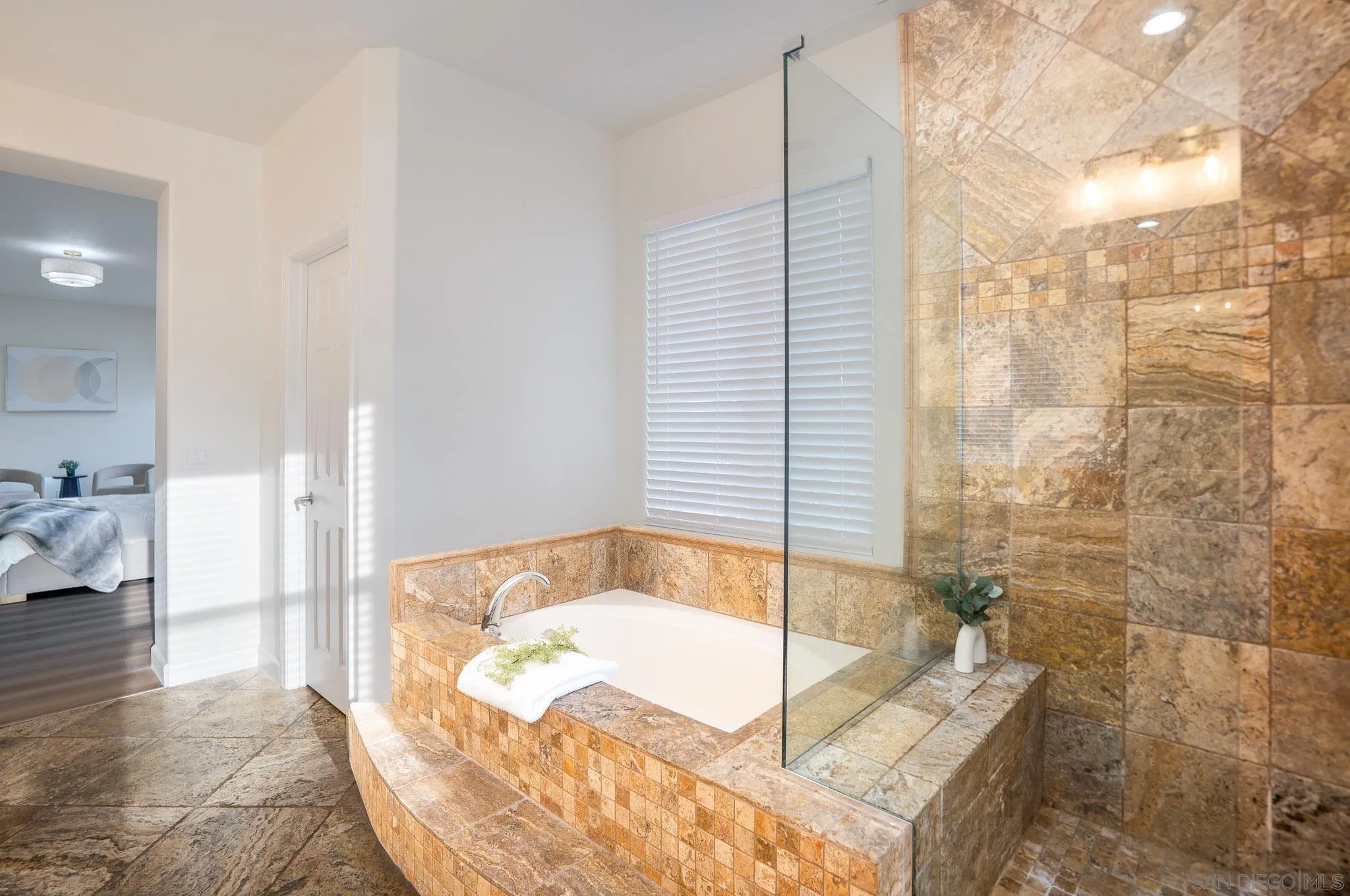 https://cdn.realtyfeed.com/cdn/127/260012304/082b53f95d6b675f0e911a3c0913e2b2.webp