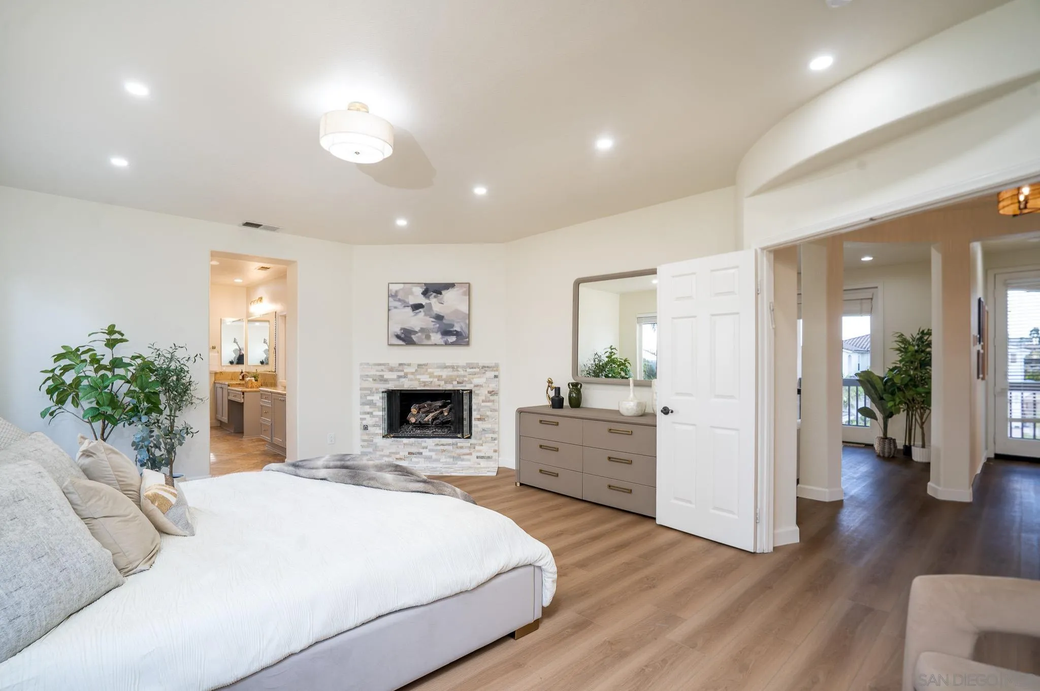 https://cdn.realtyfeed.com/cdn/127/260012304/09bee89c92b9842000f97a468738dfe3.webp