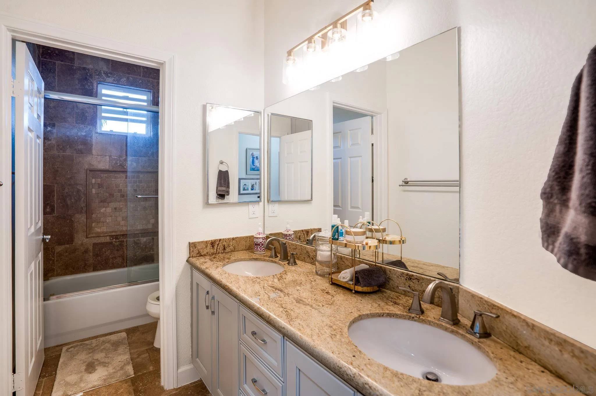 https://cdn.realtyfeed.com/cdn/127/260012304/2c07d6b6a1609ef24fd1f6d38e788213.webp