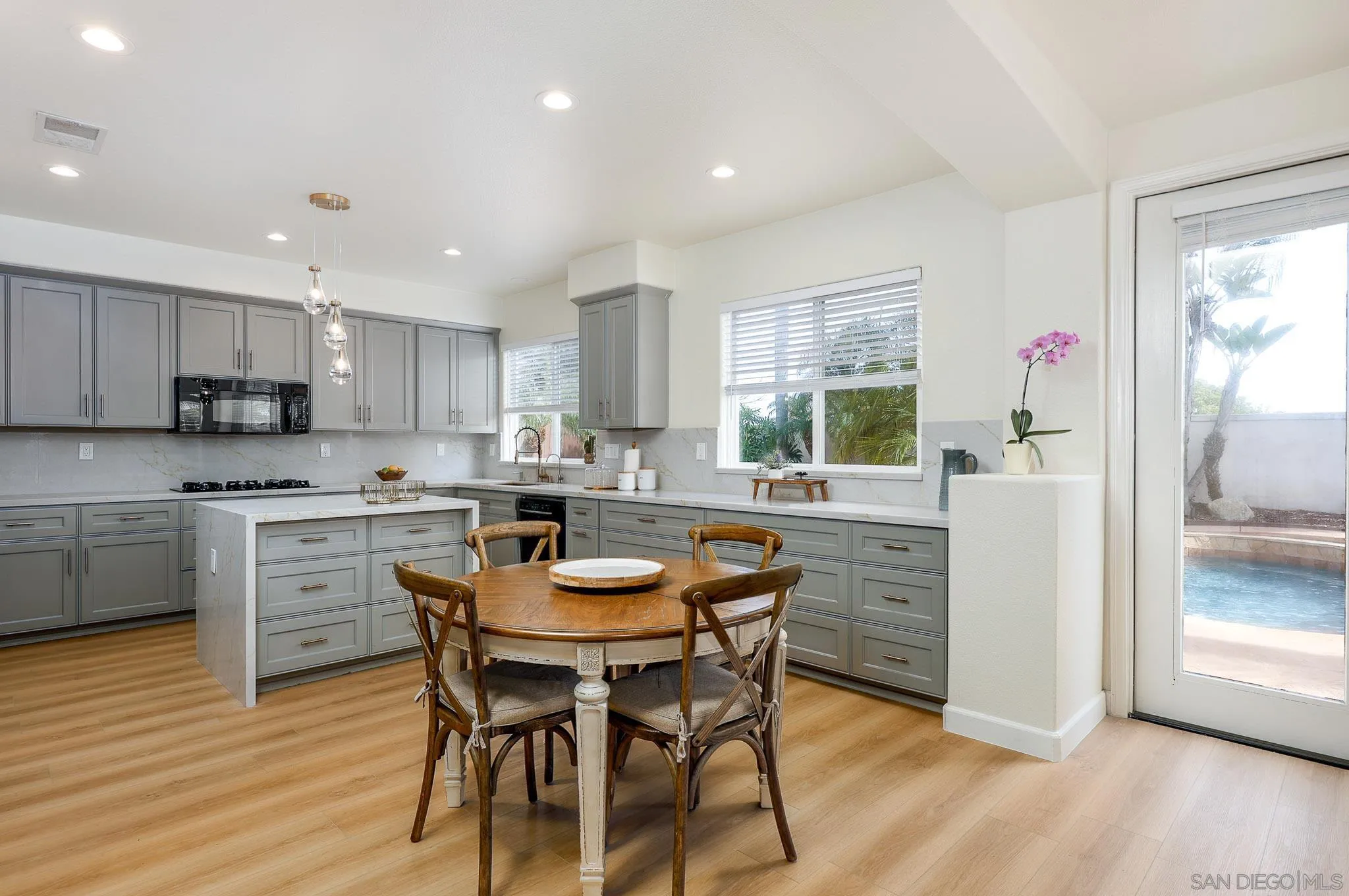 https://cdn.realtyfeed.com/cdn/127/260012304/6f580a425c380793c3c8568859d793ad.webp