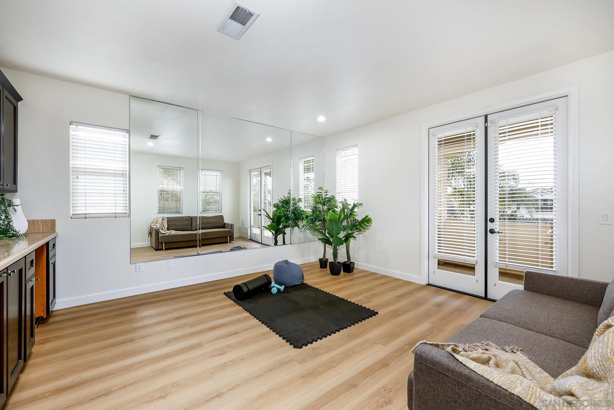 https://cdn.realtyfeed.com/cdn/127/260012304/7c92f1abb60235bb2dca5bbb708ac2ba.webp