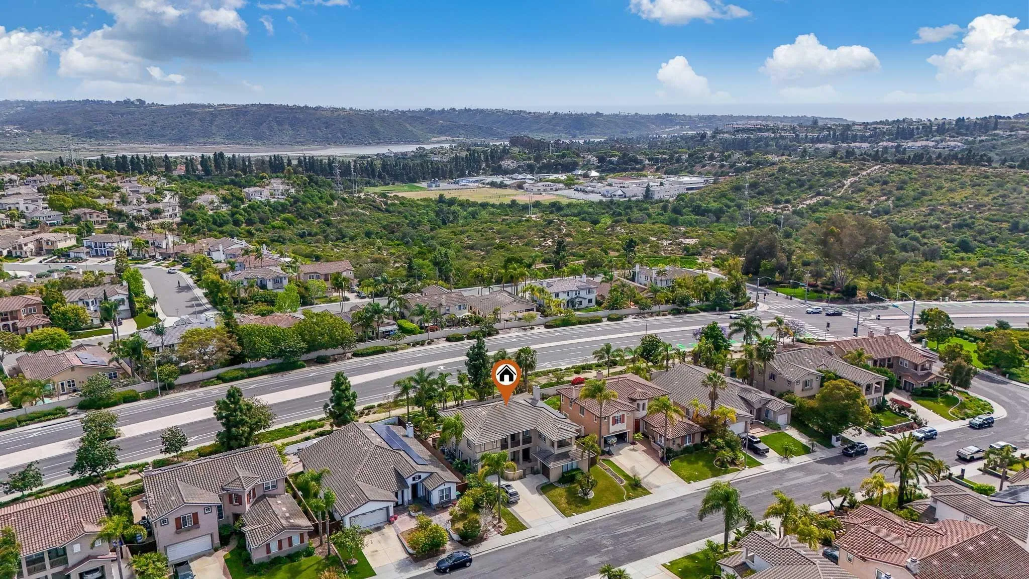 https://cdn.realtyfeed.com/cdn/127/260012304/8978d42e21205a49d258aa0bd30e0e18.webp
