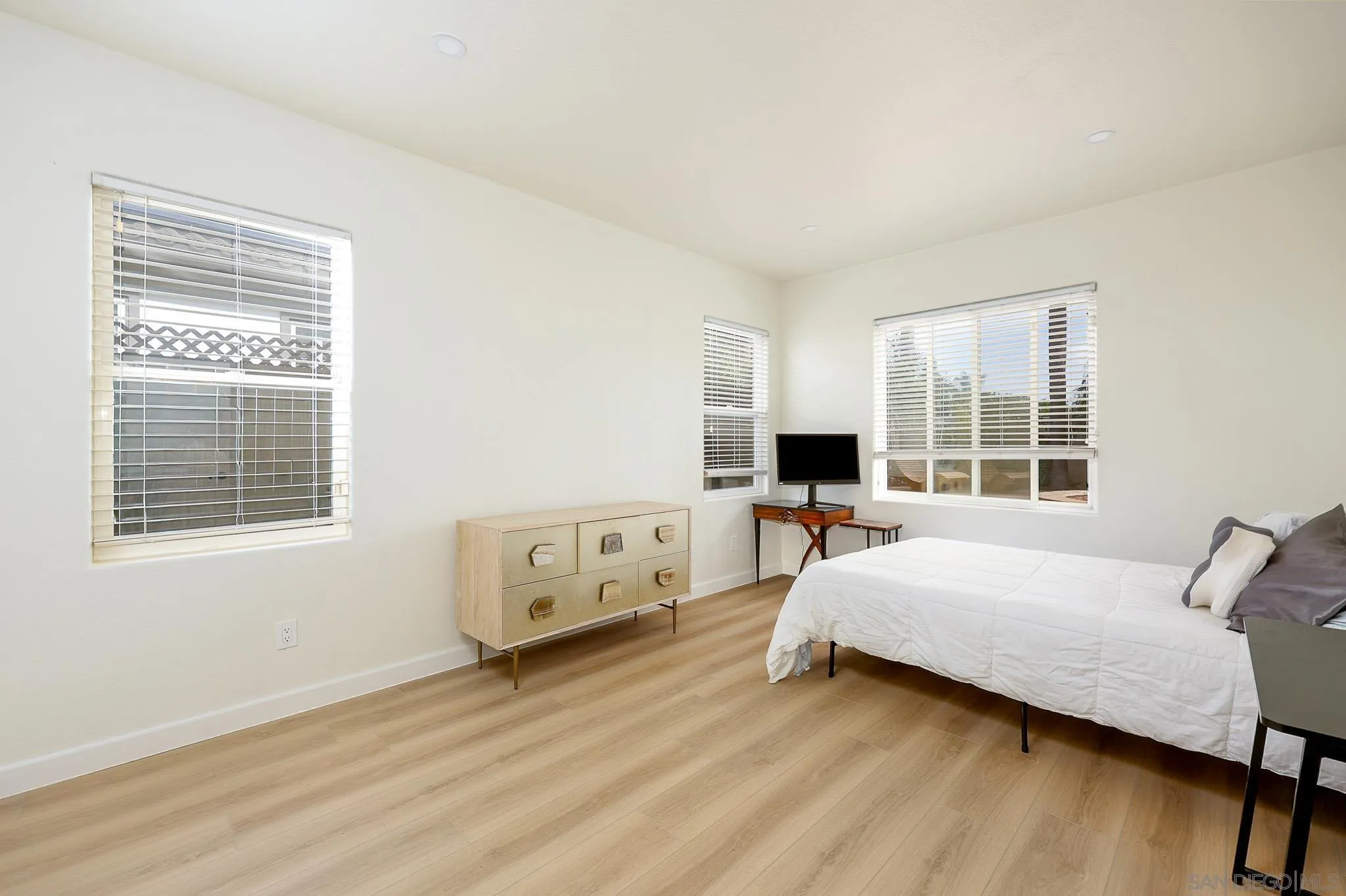 https://cdn.realtyfeed.com/cdn/127/260012304/99b3a9b1265a442ff5581e248cd0d3d5.webp