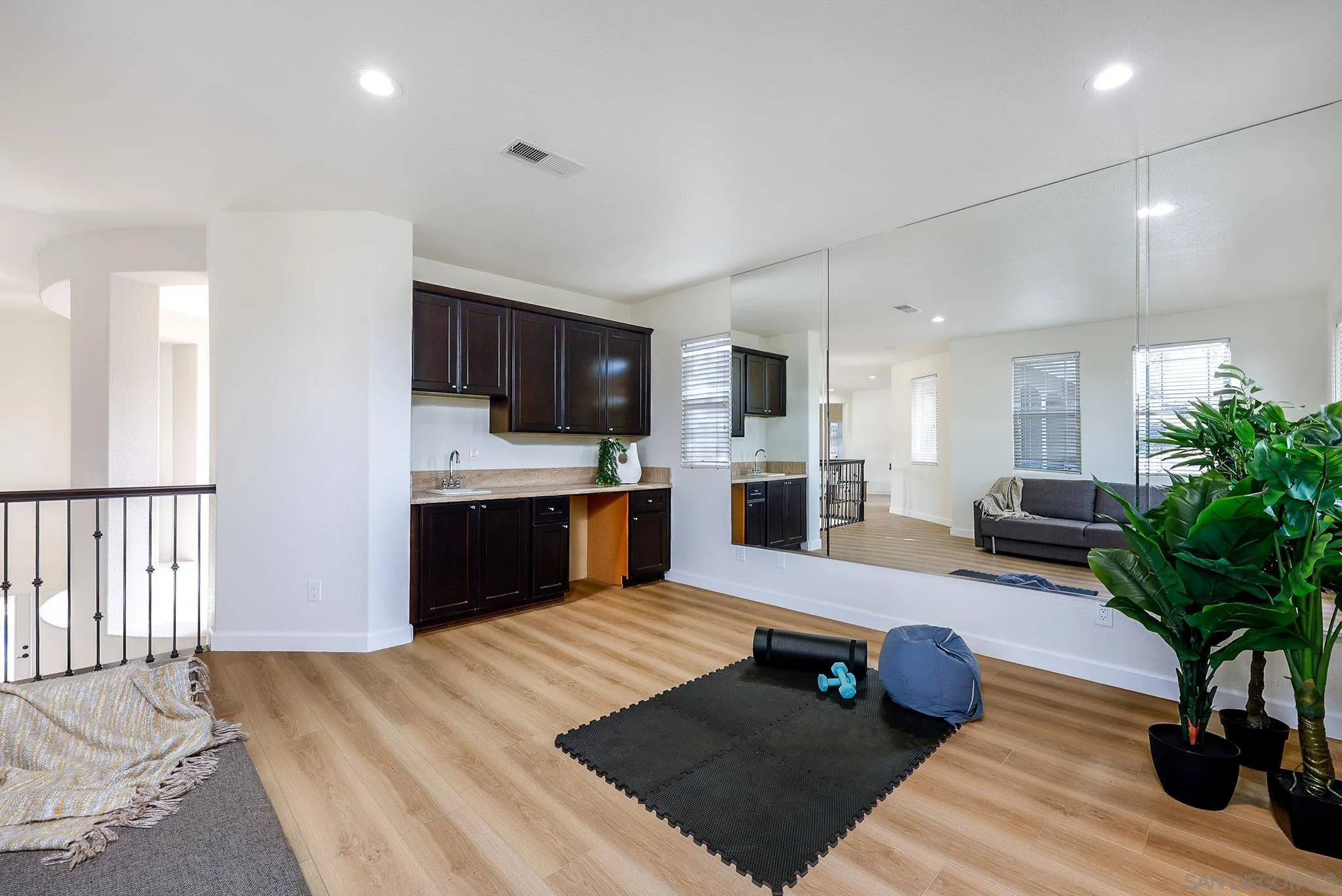 https://cdn.realtyfeed.com/cdn/127/260012304/a59956fd816448e40a7700429969a6ef.webp