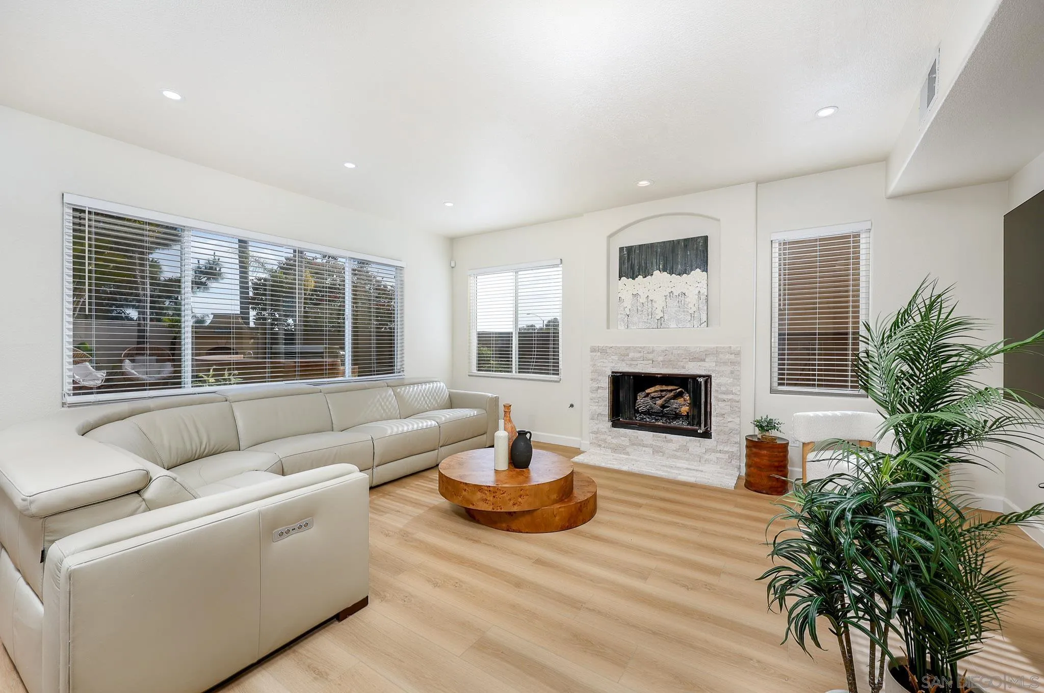 https://cdn.realtyfeed.com/cdn/127/260012304/cc5eb19368822b1c989a31e01d8f1f6f.webp
