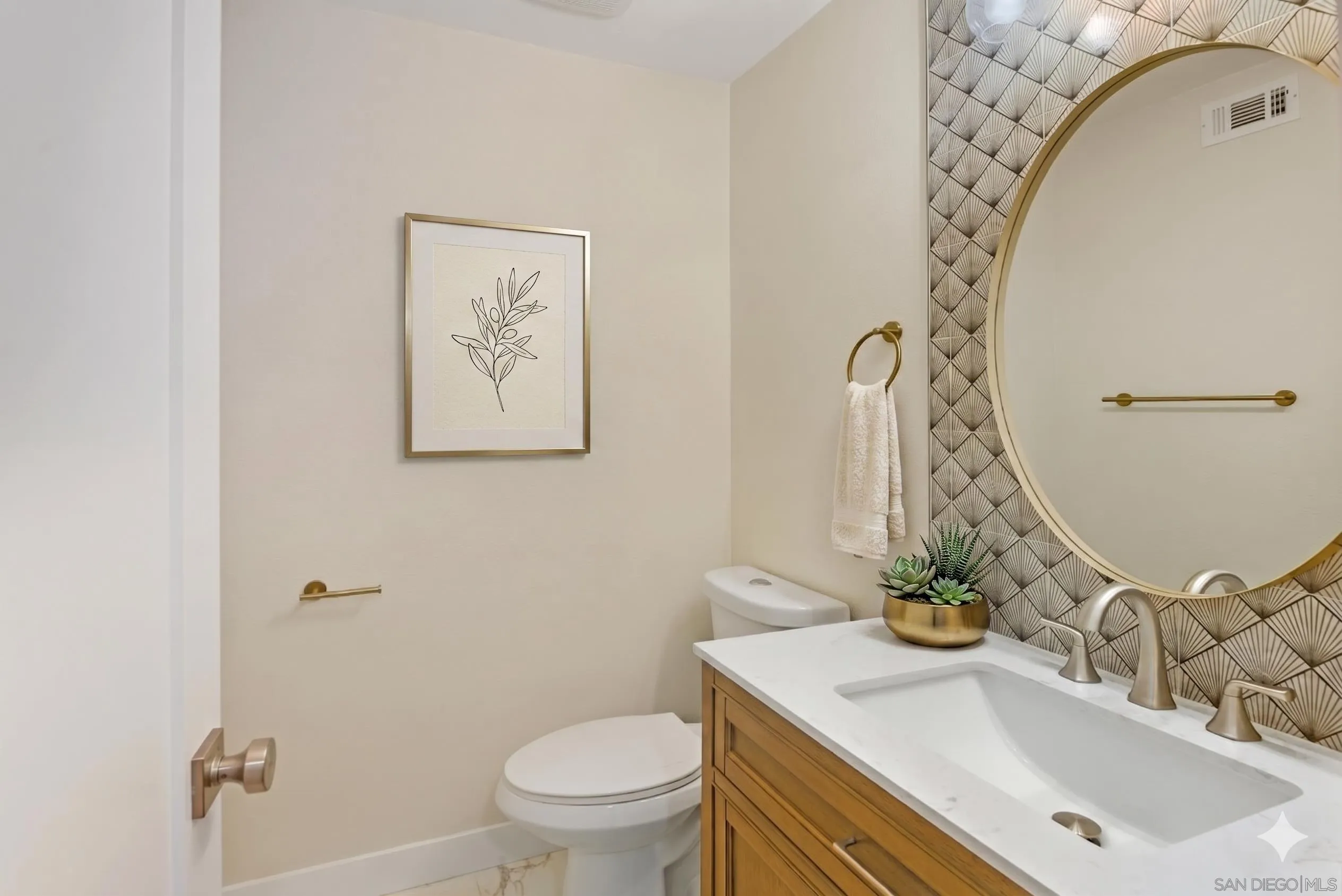 https://cdn.realtyfeed.com/cdn/127/260012306/4889b0a585a27e80f39e2ec2b680de16.webp