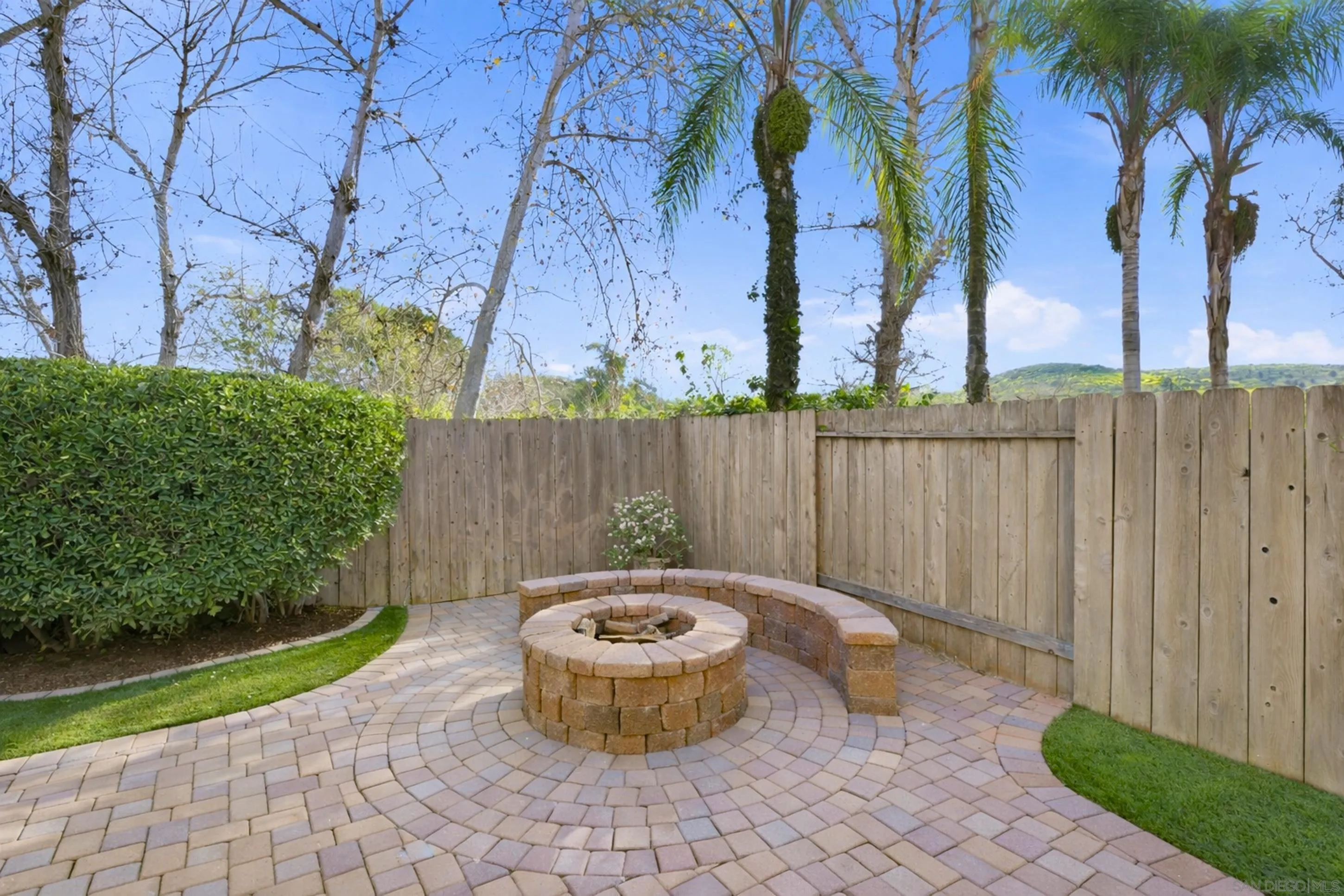 https://cdn.realtyfeed.com/cdn/127/260012306/b94f45f756f1da4cd32bd16b5c46f076.webp
