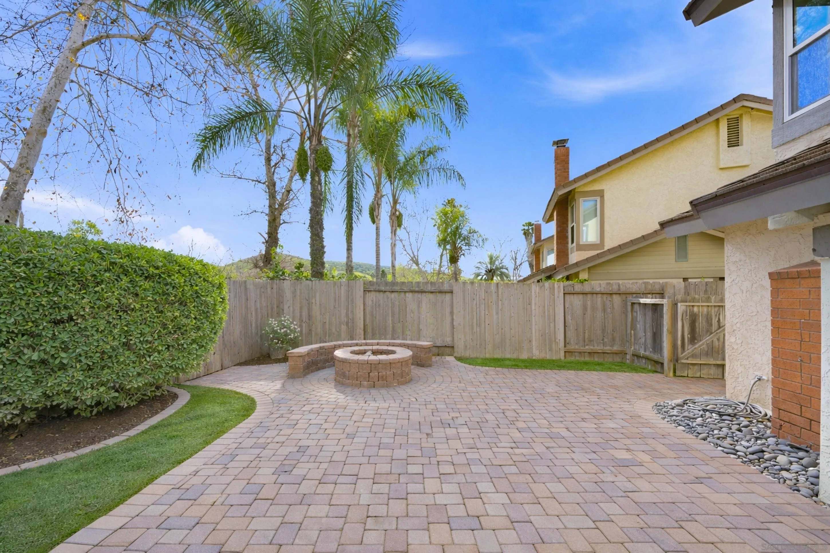 https://cdn.realtyfeed.com/cdn/127/260012306/cc13878469749d584eaaca52c3d83ed9.webp
