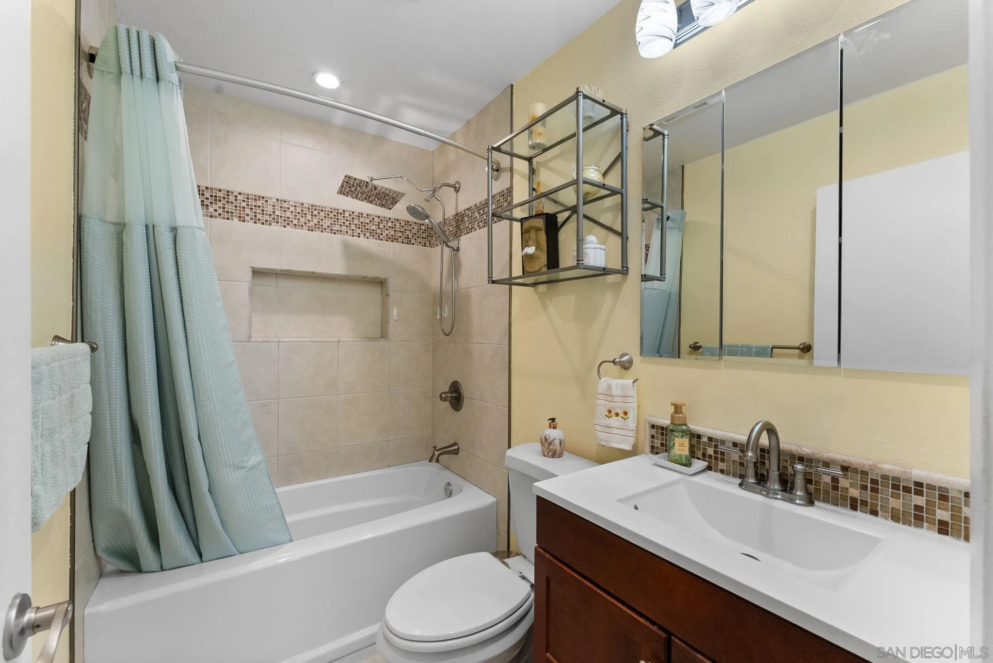 https://cdn.realtyfeed.com/cdn/127/260012311/28423ff2efdec442f1167fa5452cd218.webp
