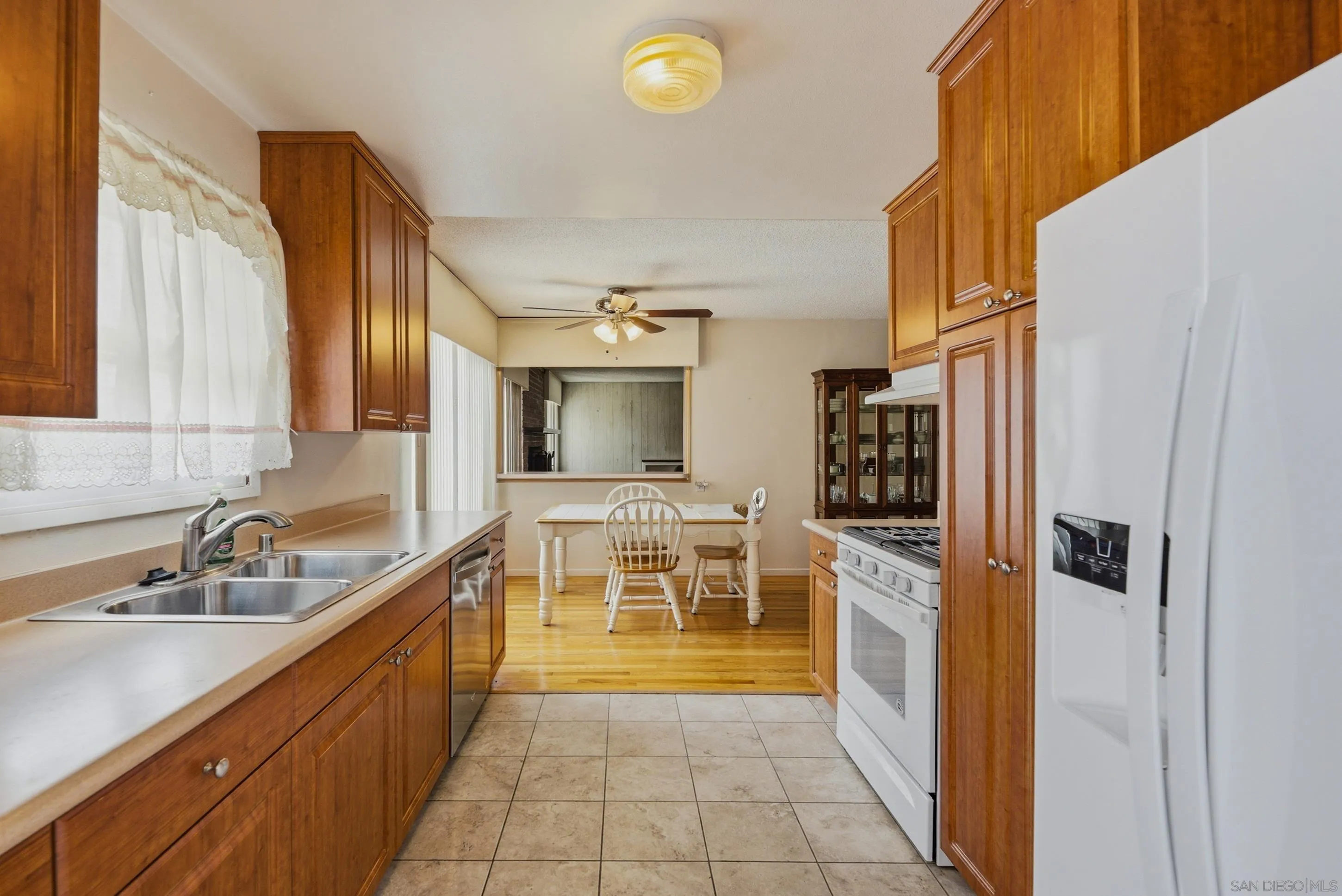 https://cdn.realtyfeed.com/cdn/127/260012318/4bdaf46b20a2037bb33939f64607169c.webp