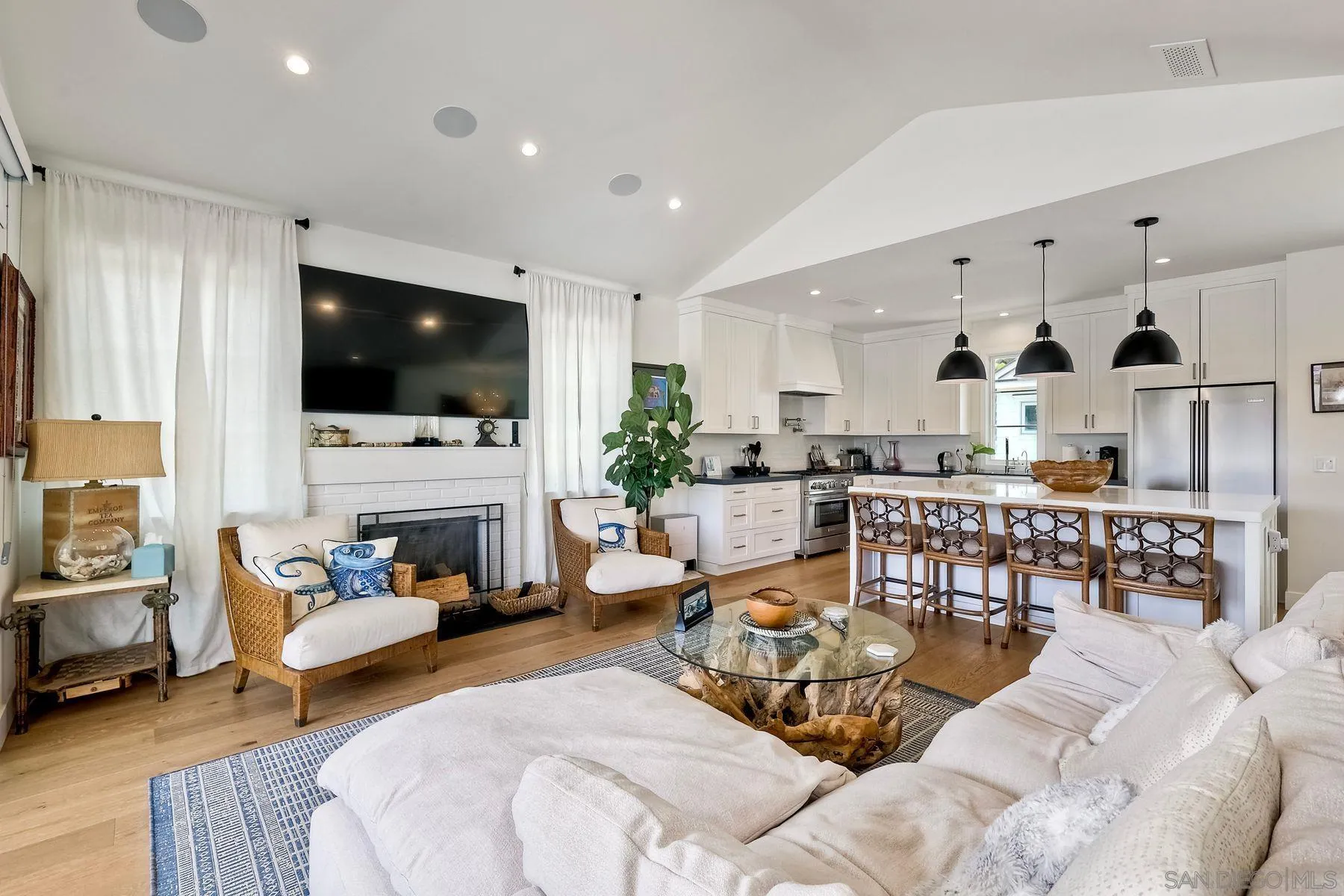 https://cdn.realtyfeed.com/cdn/127/260012319/4c2f0b220359c43f756992cc6d5458b6.webp