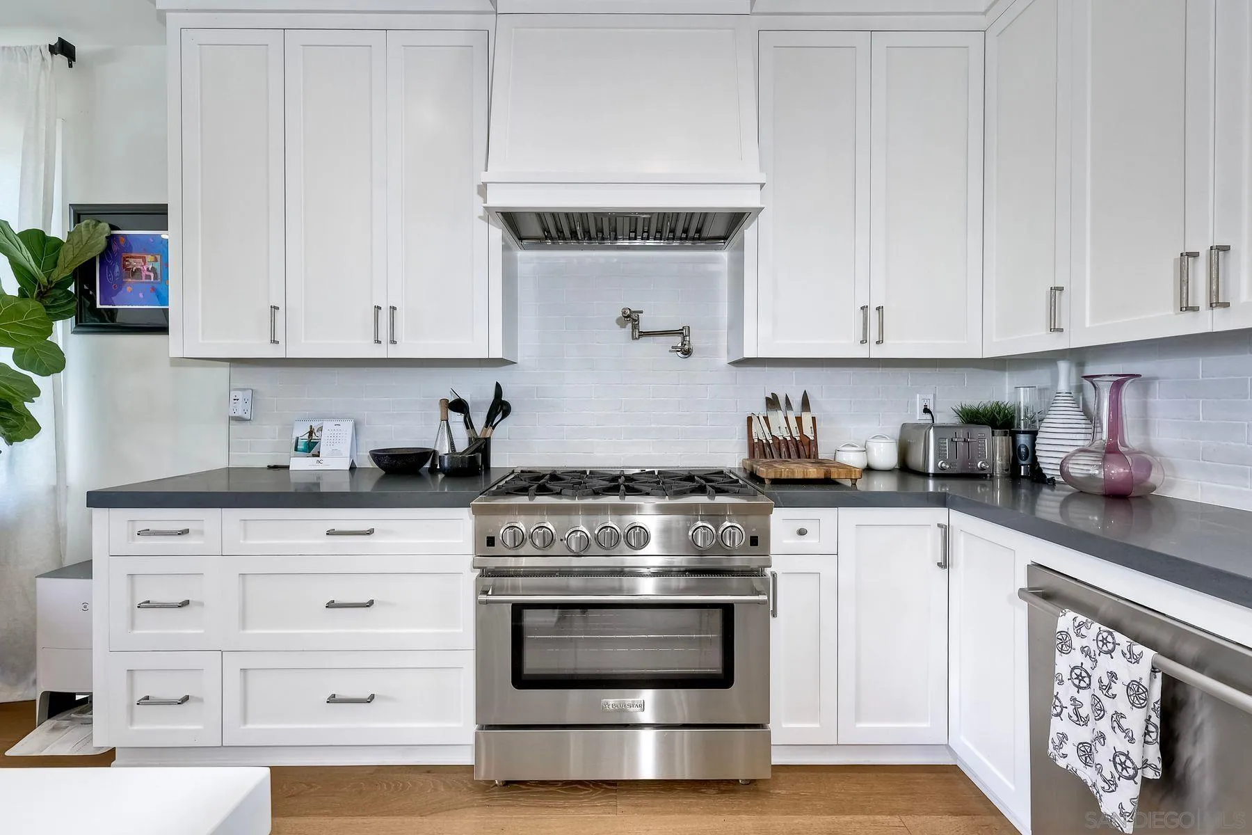 https://cdn.realtyfeed.com/cdn/127/260012319/957468504d80d047dbb2db998ec722a0.webp