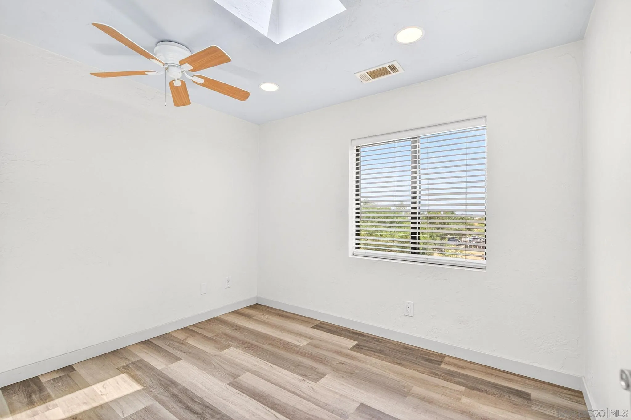 https://cdn.realtyfeed.com/cdn/127/260012332/173bafd76f47818b7abbb39df1908d70.webp