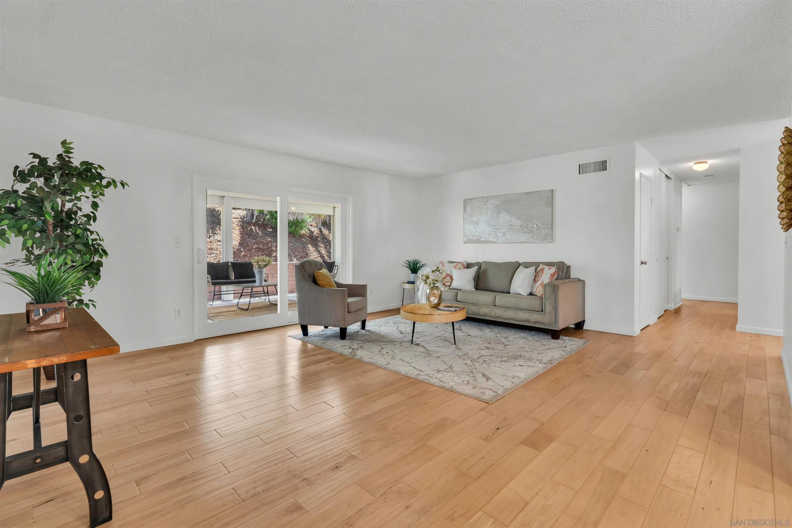 https://cdn.realtyfeed.com/cdn/127/260012334/7ae5c0cf4c6d56184d798c6b27930e3e.webp