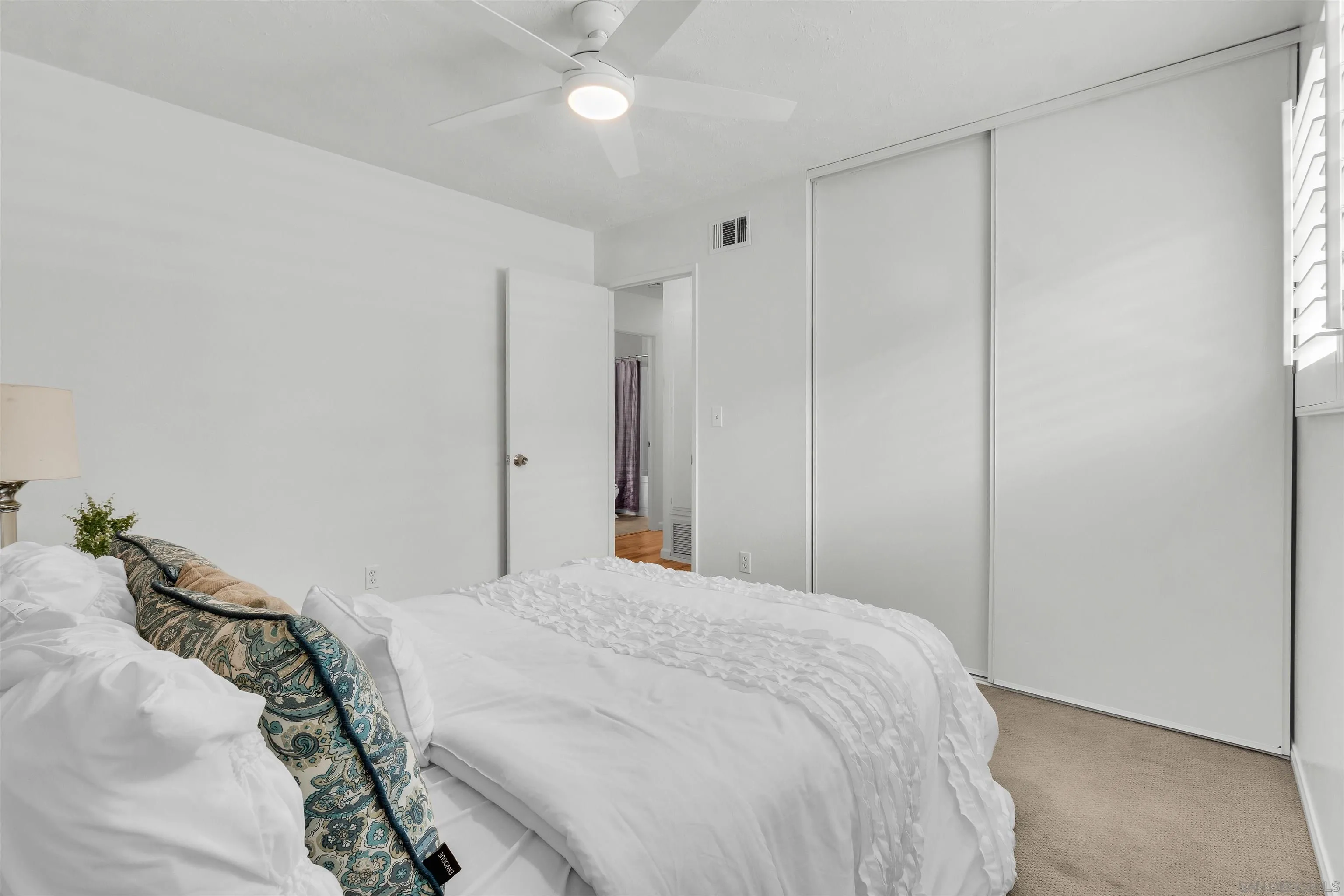 https://cdn.realtyfeed.com/cdn/127/260012334/bb61f6b6e610c07b7ef19d07ae9d9ff8.webp