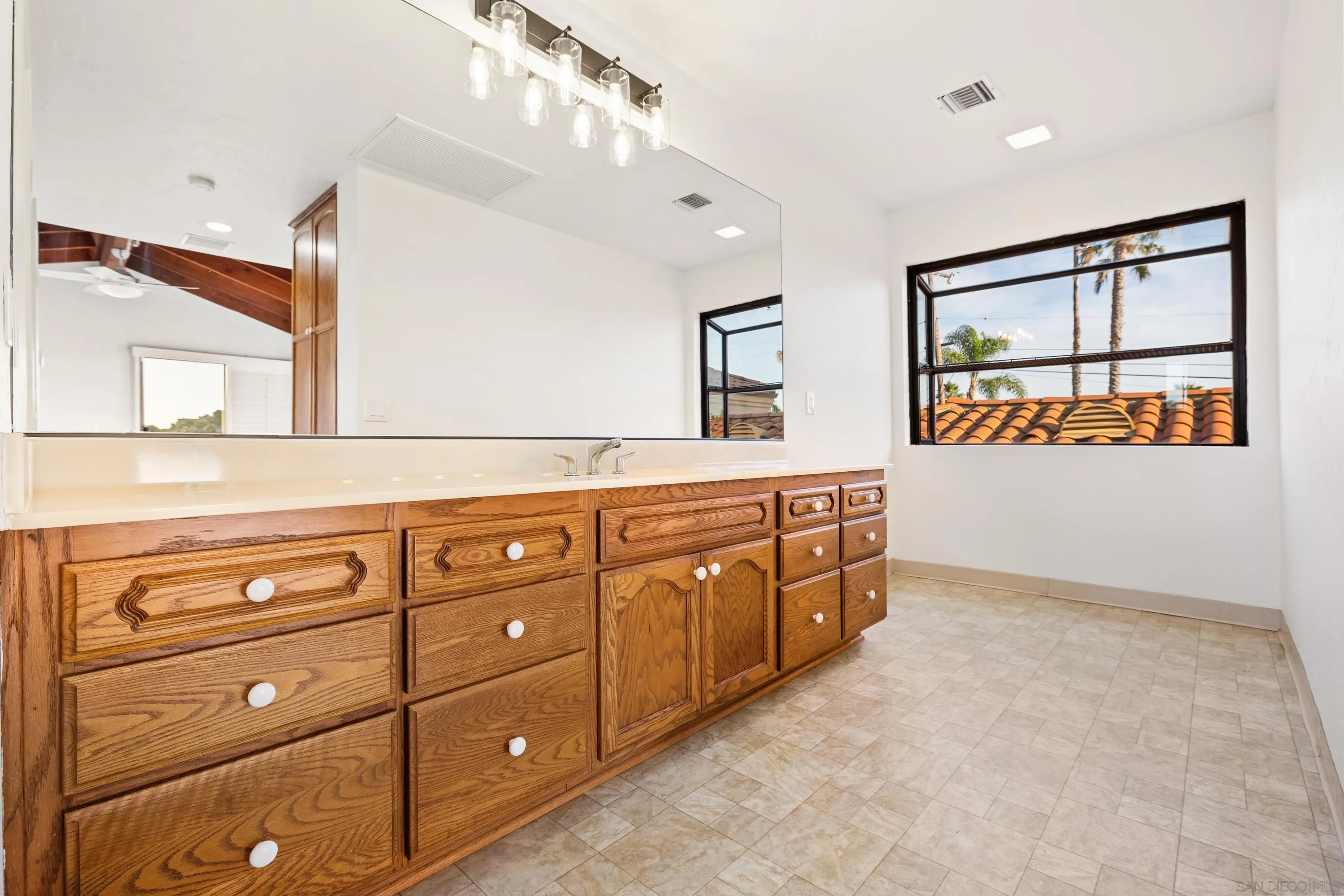https://cdn.realtyfeed.com/cdn/127/260012335/45950414e3ac86d8bfc784dc259f34c0.webp