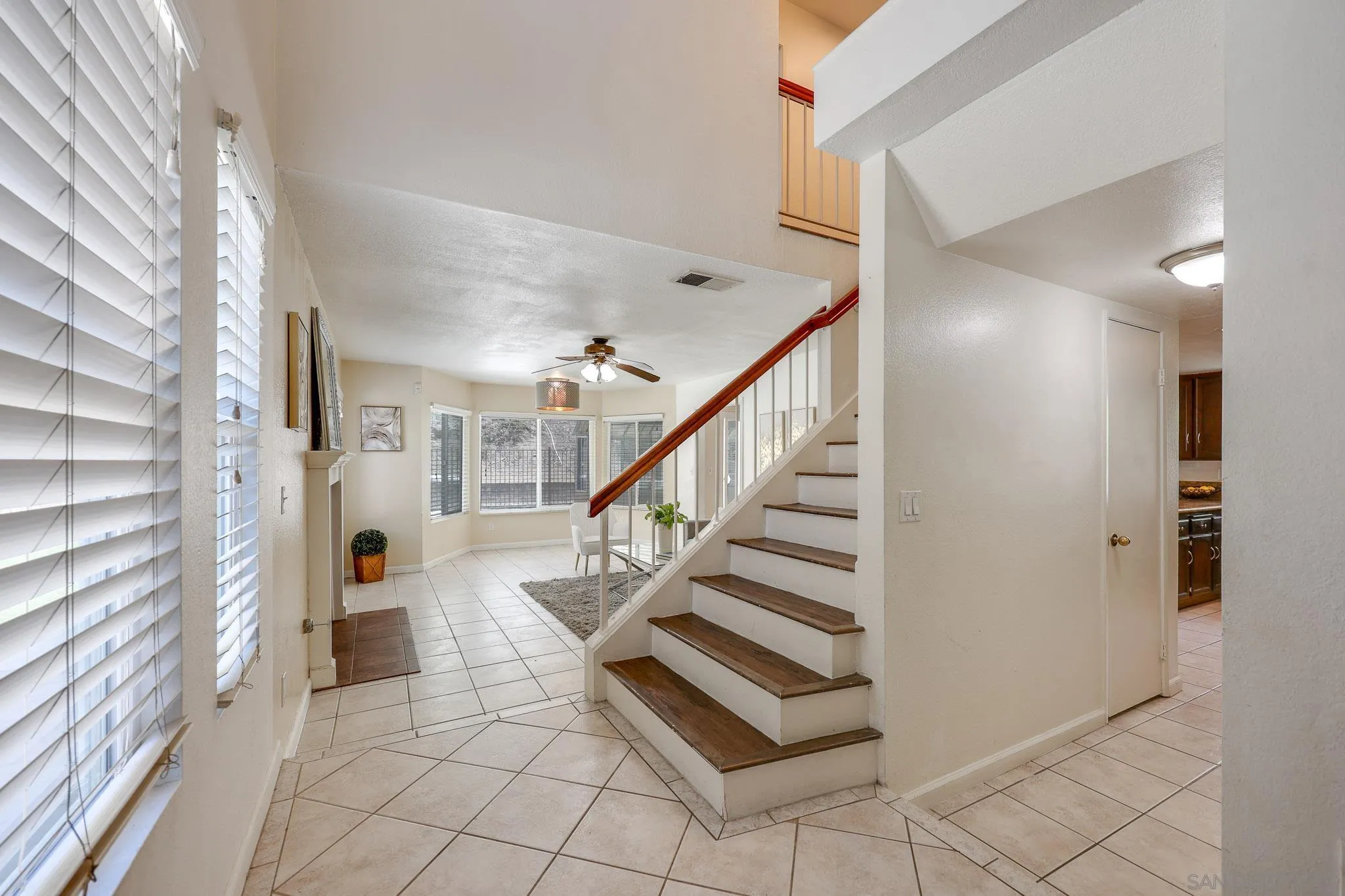 https://cdn.realtyfeed.com/cdn/127/260012336/11a68a911f6348cac1746bdc5e123d56.webp