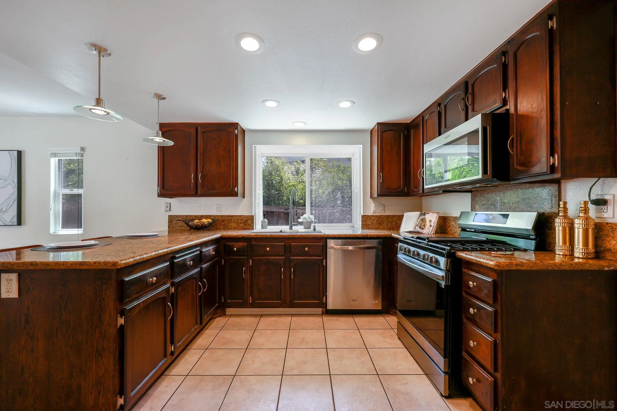 https://cdn.realtyfeed.com/cdn/127/260012336/f27fcdb99598e42bdd3237fd98572996.webp