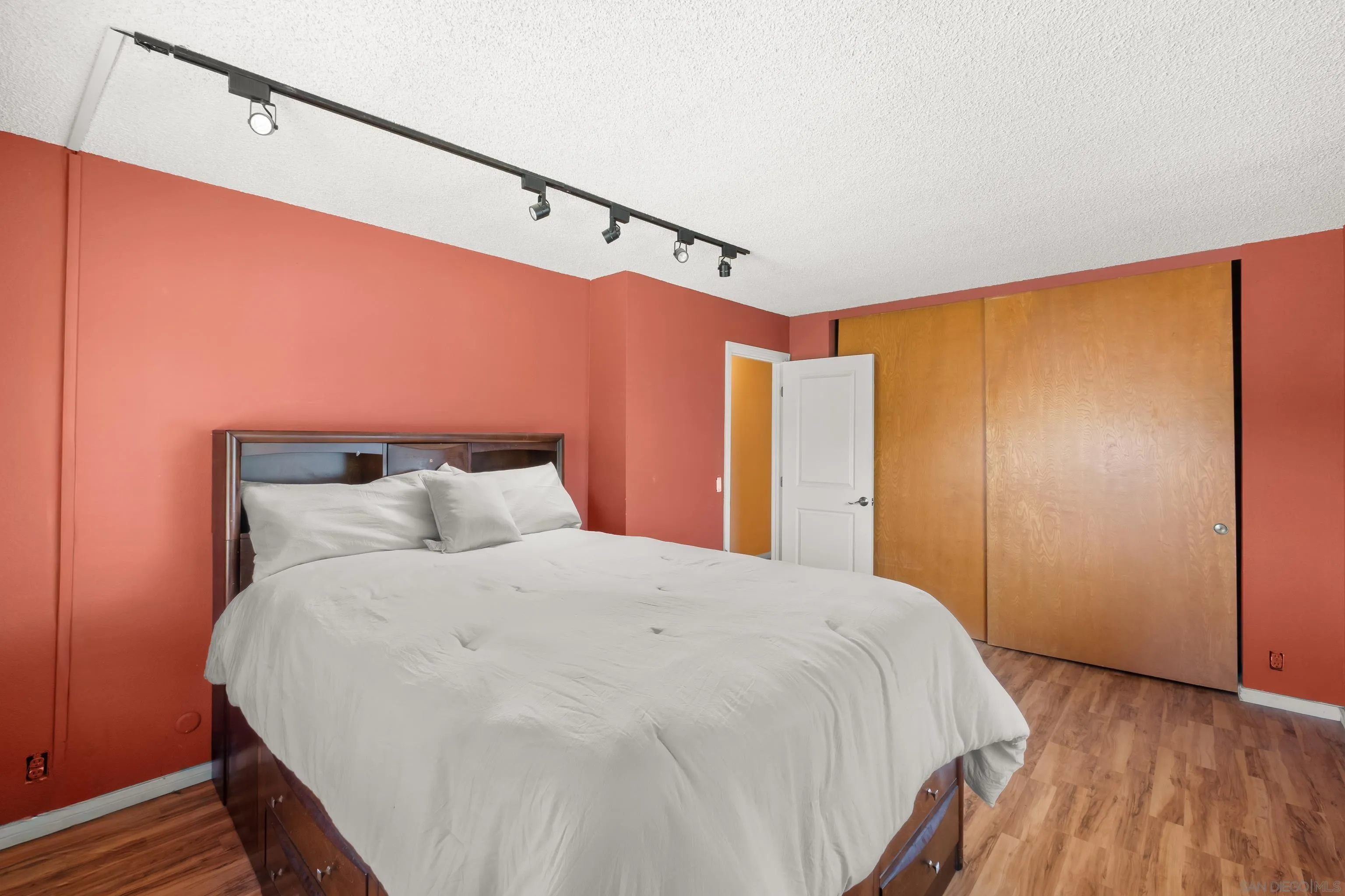 https://cdn.realtyfeed.com/cdn/127/260012342/02ba8fe575eb8865bd5dfcde8c07457d.webp