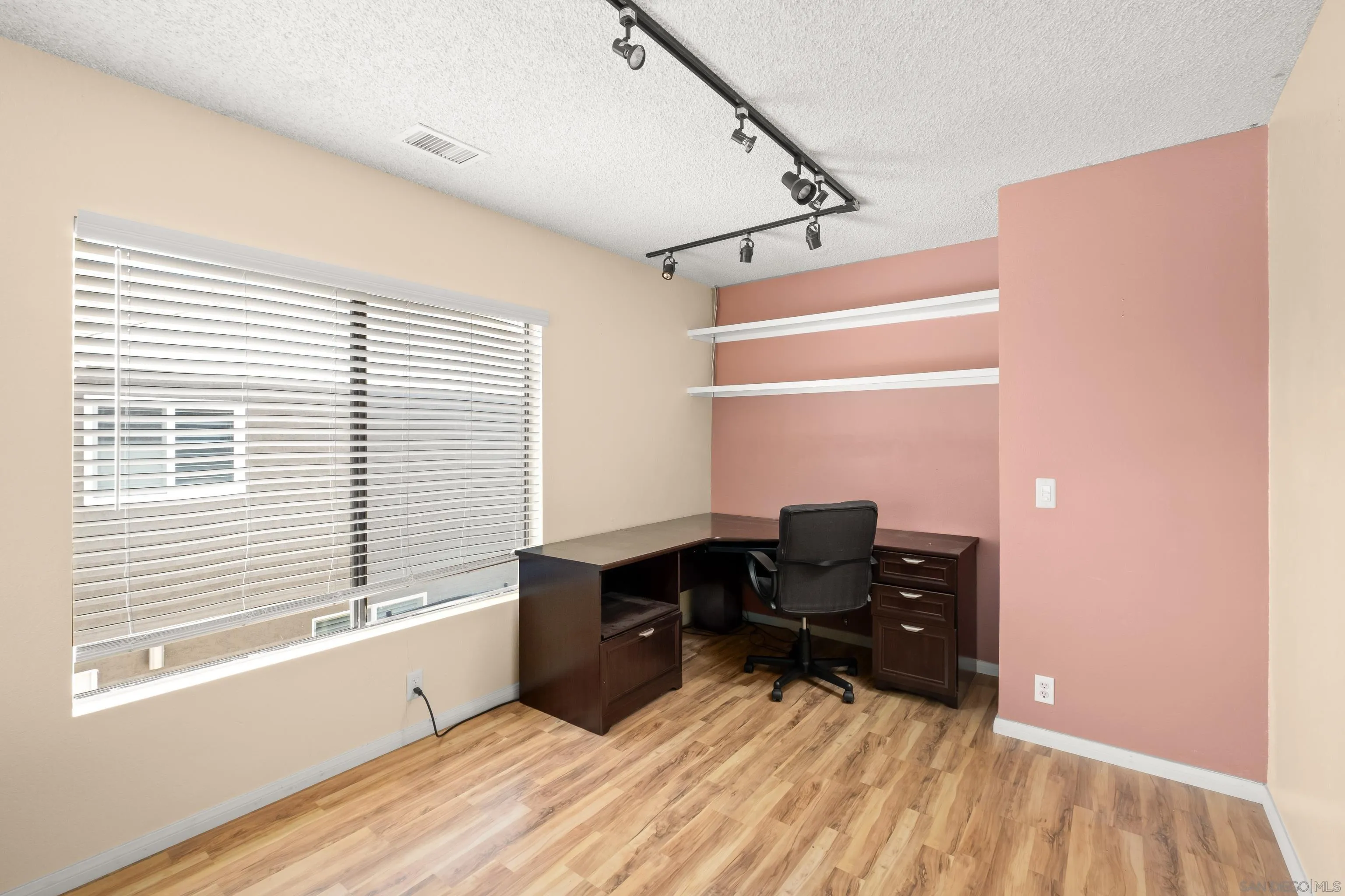 https://cdn.realtyfeed.com/cdn/127/260012342/261058654584990965c4c960d05b3012.webp