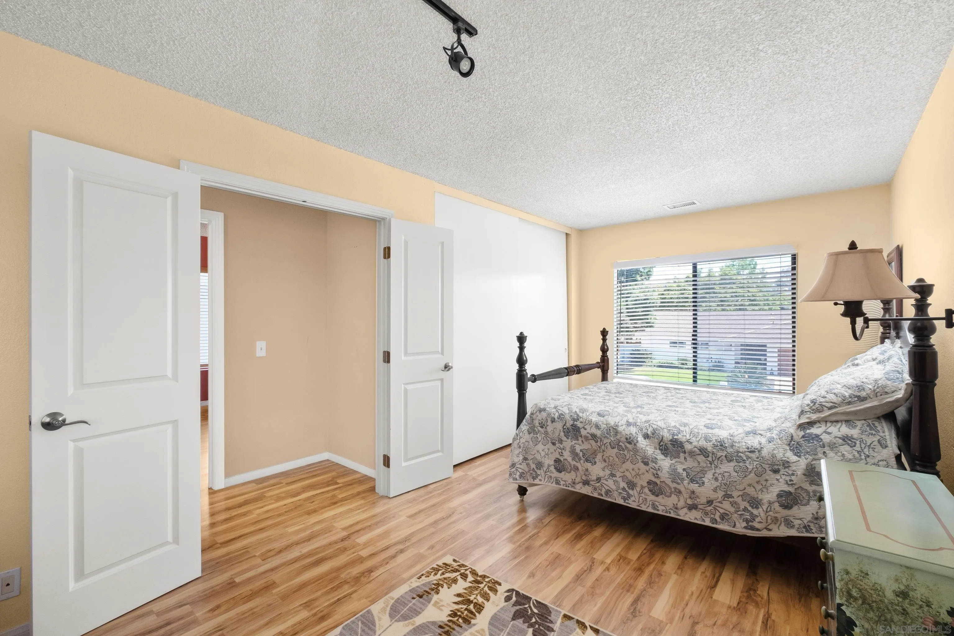 https://cdn.realtyfeed.com/cdn/127/260012342/490df25ca793c8989ef93169ebfe9797.webp