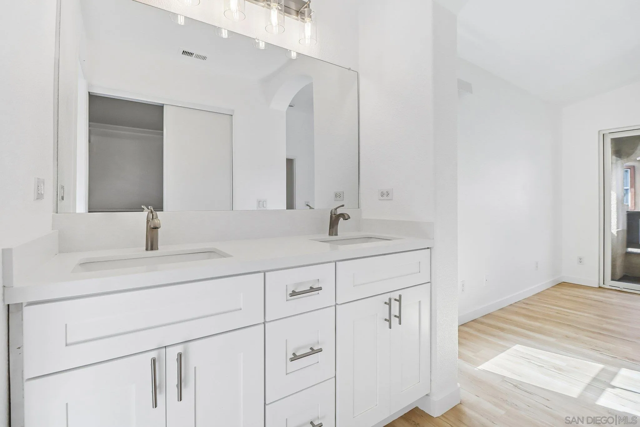 https://cdn.realtyfeed.com/cdn/127/260012344/4f0771e236423990108f0523ef593726.webp