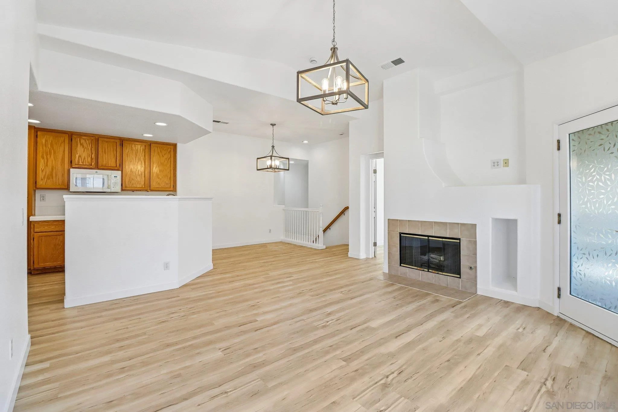 https://cdn.realtyfeed.com/cdn/127/260012344/8d9e1d77fc9338e286d47903b2f964ff.webp