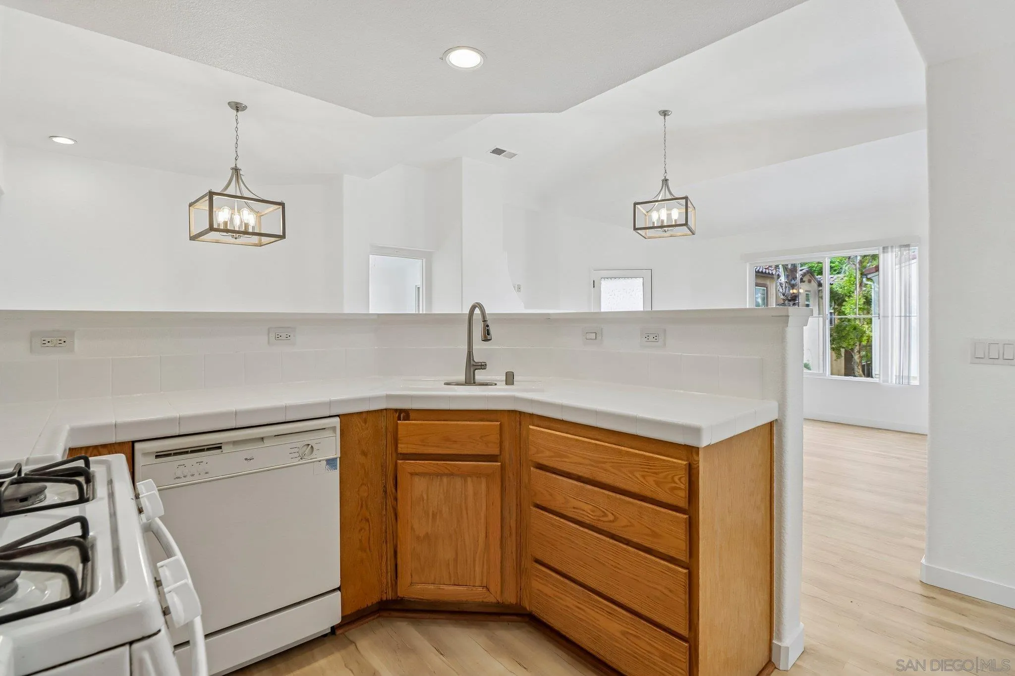 https://cdn.realtyfeed.com/cdn/127/260012344/a1a42e4a2aa168f173c6773d0917b2bb.webp
