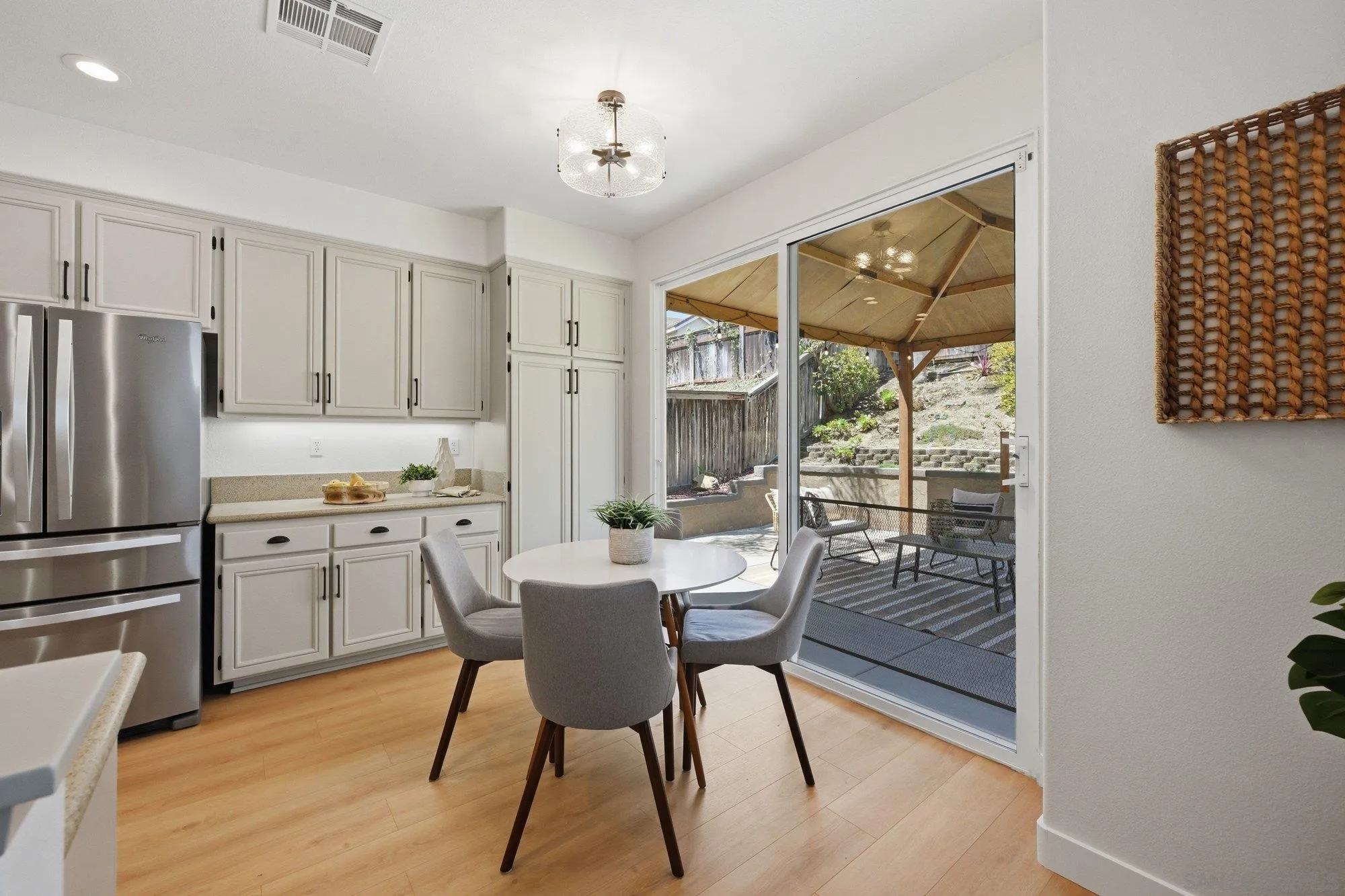 https://cdn.realtyfeed.com/cdn/127/260012354/4fe12bd8b676d8722b215cfd70908105.webp